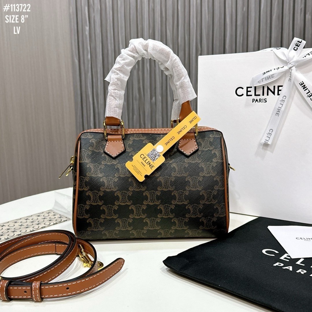 CELINE Small BOSTON bag in Triomphe canvas and Leather กระเป๋าสะพายทรงบอสตันสุดคลาสสิค ฮิตสุดๆในเกาหลี ไอเท็มแนะนำ! ไซส์เล็กน่ารัก ใช้ได้ทั้งหนุ่มๆและสาวๆ