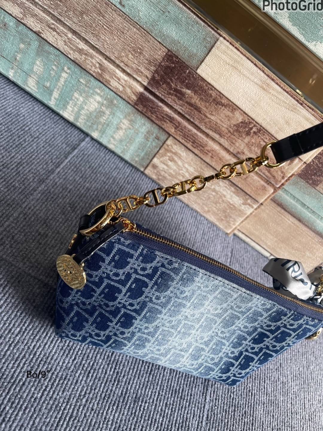 DIOR Pouch Denim with Short Chain กระเป๋าทรงพอชใบเล็กกะทัดรัด รุ่นเดนิมฟอกอะไหล่ทองสวยงาม ใช้งานง่ายพร้อมสายสะพายหนังสลับโซ่ ใบจริงสวยมากค่ะ