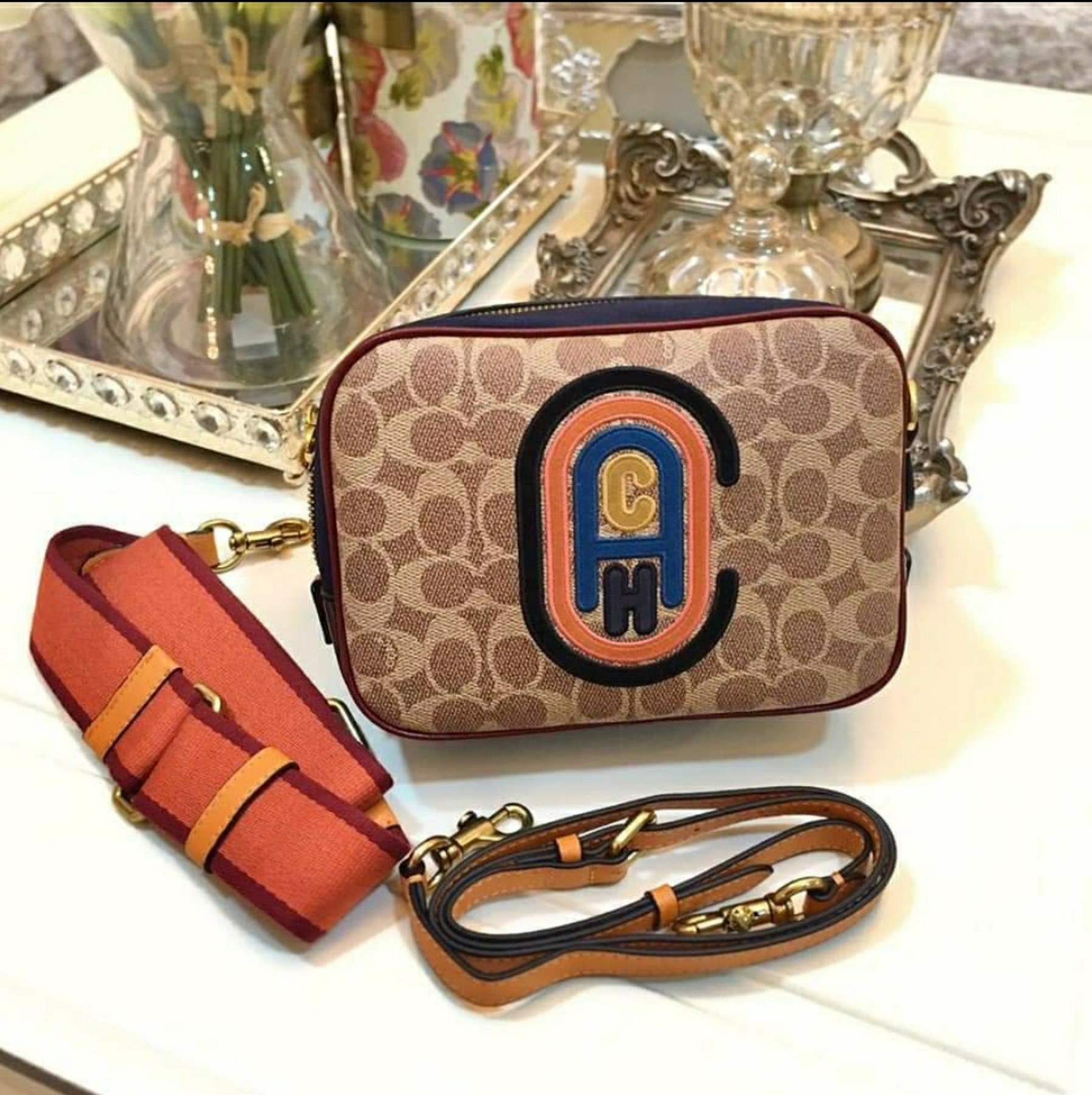 OUTLET 】COACH Camera Bag In Colorblock With Coach Patch (COACH F79278) 🍁หายากมากๆแล้วรุ่นนี้**จะถือ หรือสะพาย ได้ตามใจสั่ง //วัสดุหนังแท้เต็มใบ คุณภาพหนังดีมากๆ ปักโลโกตัวC ด้านหน้า ดูดีแบบไม่ซ้ำใคร //มาพร้อมสายสะพาย 2 สาย >>สายหนัง และสายสป