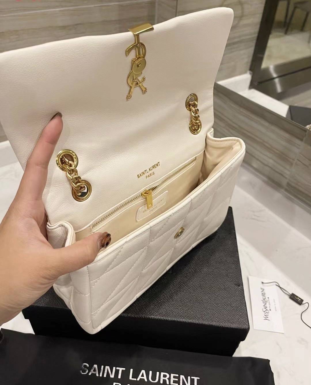 VIP 】SAINT LAURENT JAMIE BAG VIP GIFT WITH PURCHASE (GWP) พรีเมี่ยมกิ้ฟ Limited Edition จาก YSL DUTY FREE COUNTER วัสดุหนังแกะสังเคราะห์ อะไหล่สีทอง ดีไซน์ลายตารางหมากฮอต ประดับโลโก้แบรนด์ที่ด้านหน้า รูปทรงสวย มีหูจับถนัดมือสายสะพายโซ่เลื่อนปรับระดับได้..