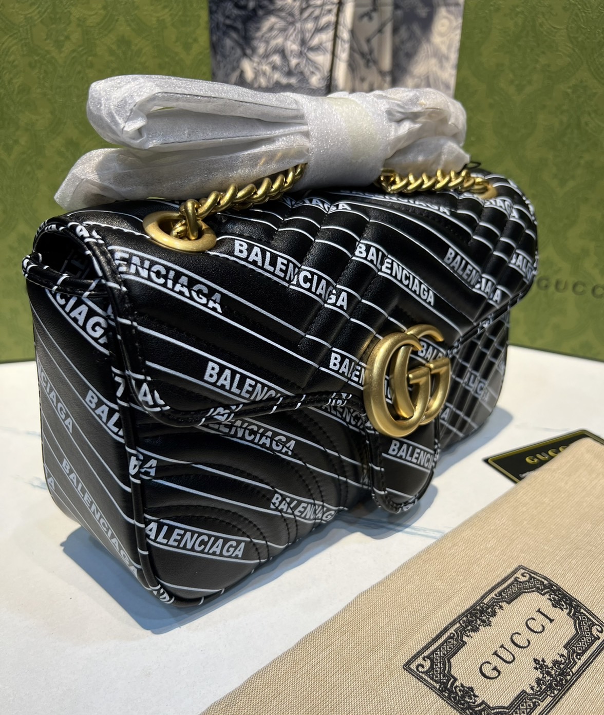 หนังแท้ GUCCI The Hacker Project small GG Marmont bag Balenciaga print leather คอลเลคชั่นผสมผสานเอกลักษณ์ความหรูของ 2 แบรนด์ดัง ที่ยอดขายดีตั้งแต่วันแรกที่ลง shop ด้วยรูปทรงที่กะทัดรัด ตอบโจทย์ได้ทุกลุค ทุกไลฟ์สไตล์ ใช้งานได้ง่ายคล่องตัว เรียกได้ว่าใครไม่