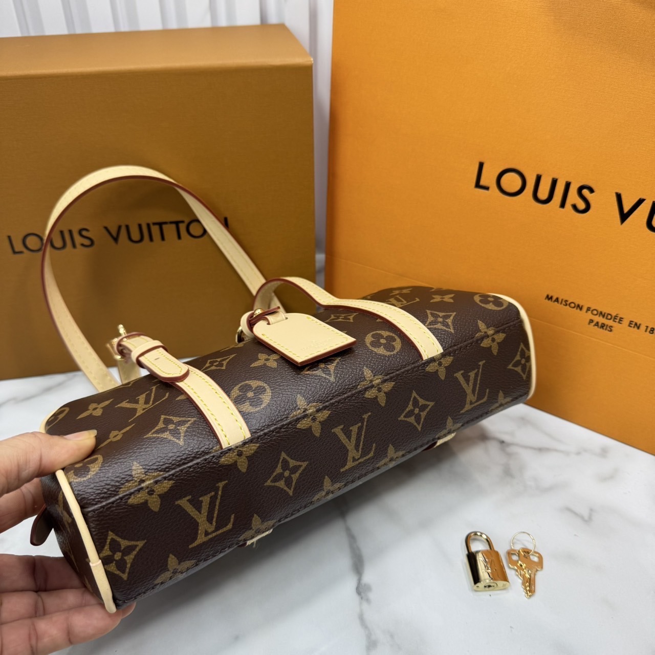 ORI หนังแท้ | LV Hang On bag กระเป๋าสะพายดีไซน์วินเทจ ปรับดีไซน์กระเป๋าถือรุ่น Cité คลาสสิกจากยุค'80s เป็นทรงโบว์ลิ่งร่วมสมัย
