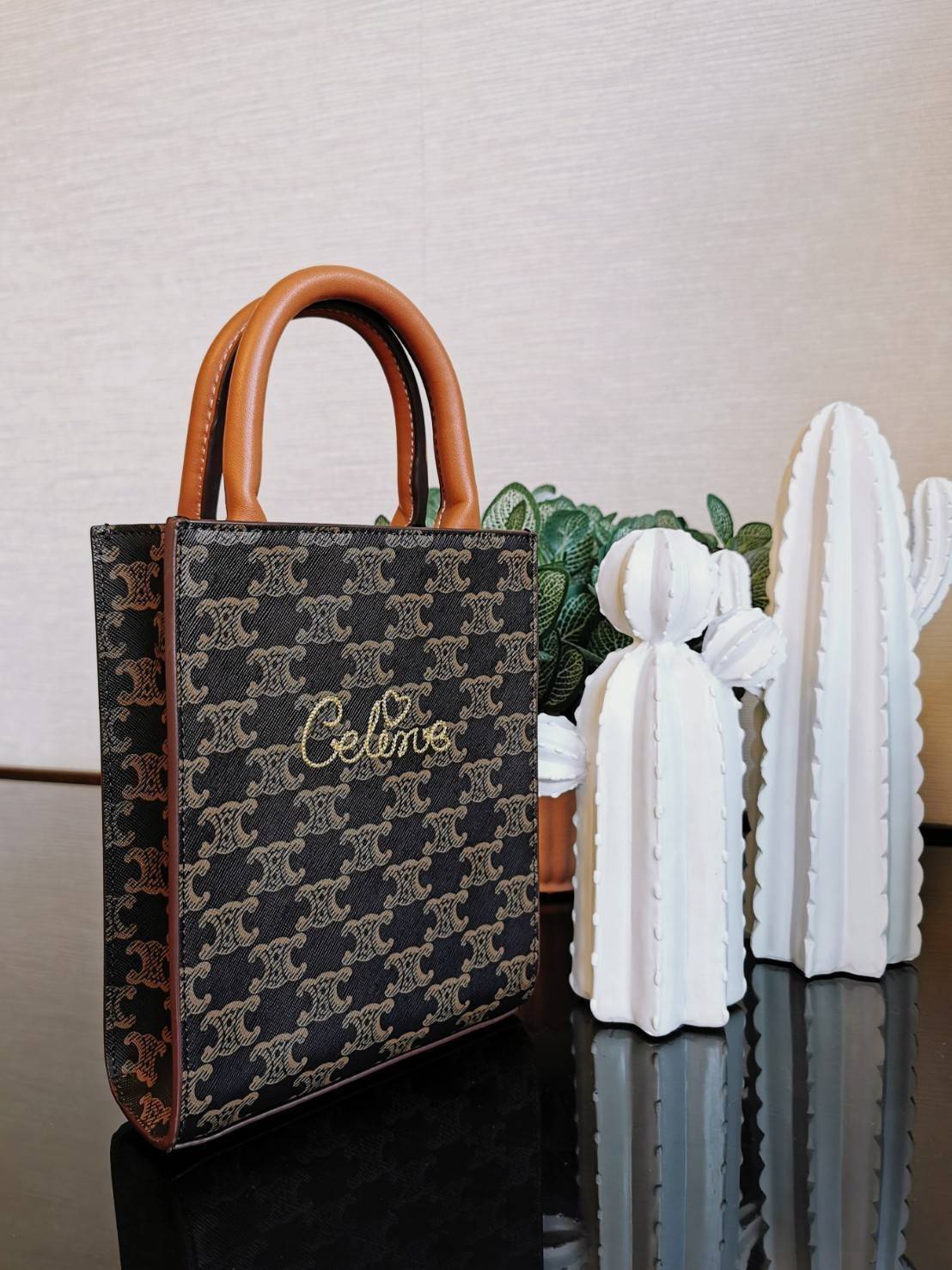 พรีเมี่ยมกิ๊ฟแท้ 100% 】CELINE MINI HAND CARRY AND CROSSBODY BAG VIP GIFT WITH PURCHASE (GWP) พรีเมี่ยมกิ๊ฟ Limited จาก CELINE HAUTE PARFUME DUTYFREE COUNTER วัสดุ COATED CANVAS ดีไซน์ทรงเหลี่ยมสวยหรูสุดคลาสสิคในสไตล์สาว Lisa