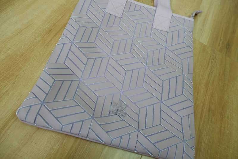 Adidas Original Shopper 3D Tote Bag Trefoil Handbag . Classic Sports กระเป๋าถือหรือสะพาย ลาย graphic ทรง sport วัสดุ polyurethaneเนื้อ matte หนังนิ่ม น้ำหนักเบา เปิดปิดด้วยซิป ภายในกว้างโล่ง ใส่ A4, iPad และของใช้ได้เยอะ Unisex ใช้ได้ทั้ง ช ญ ค่ะ