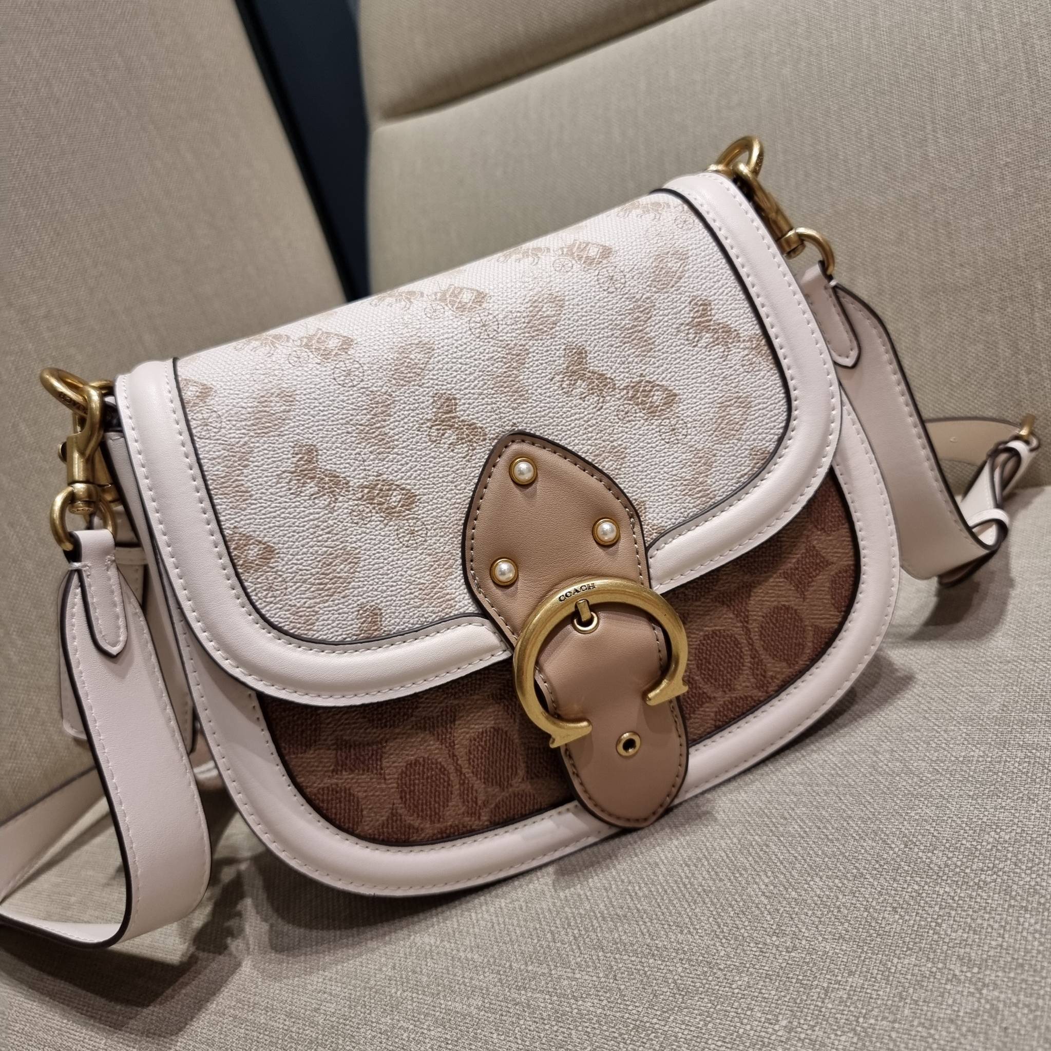 COACH C3837 BEAT SADDLE BAG WITH HORSE AND CARRIAGE PRINT The best item! ที่สาวๆรอคอย! ฮอตไฟลุก! สีหายาก ละมุนคุณหนู คอลเลคชั่นใหม่ ดีไซน์หรูหรา พิเศษมากๆมาพร้อมสายสะพาย 2 เส้น ใช้คู่กันหรือแยกสะพายก็สวยครบสูตร กระเป๋าสะพายทรง saddle คลาสสิค เปิด-ปิดด้วยก