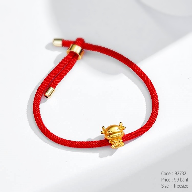ข้อมือเชือกถักสีแดงปลายสีทอง จี้วัวสีทองนำโชค