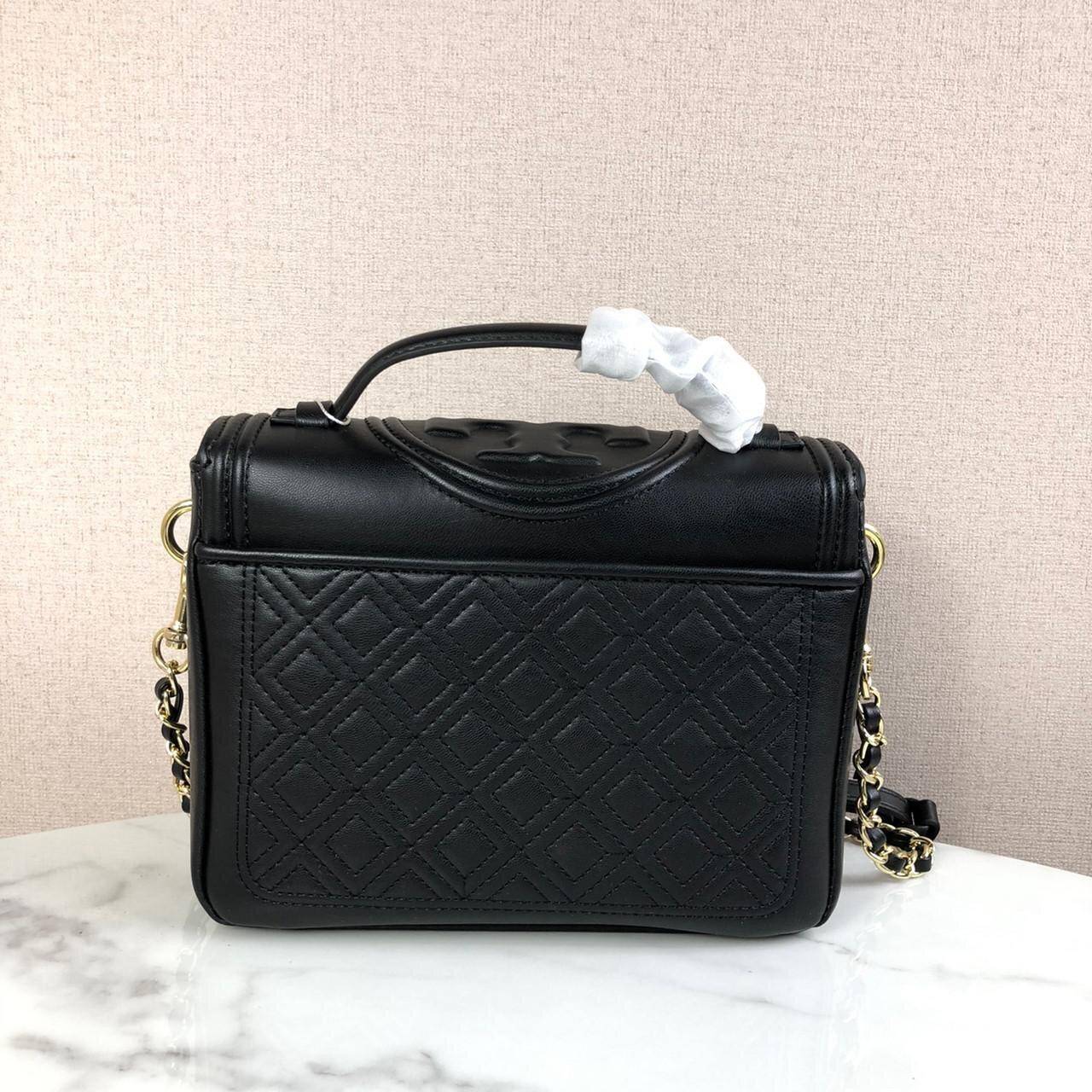 กระเป๋าสะพาย TORY BURCH เปิด - ปิดกระเป๋าด้วยกระดุมแม่เหล็ก ด้านในโล่ง มีช่องซิป 2 ช่อง ด้านหลังมีช่องอีก 1 ช่อง