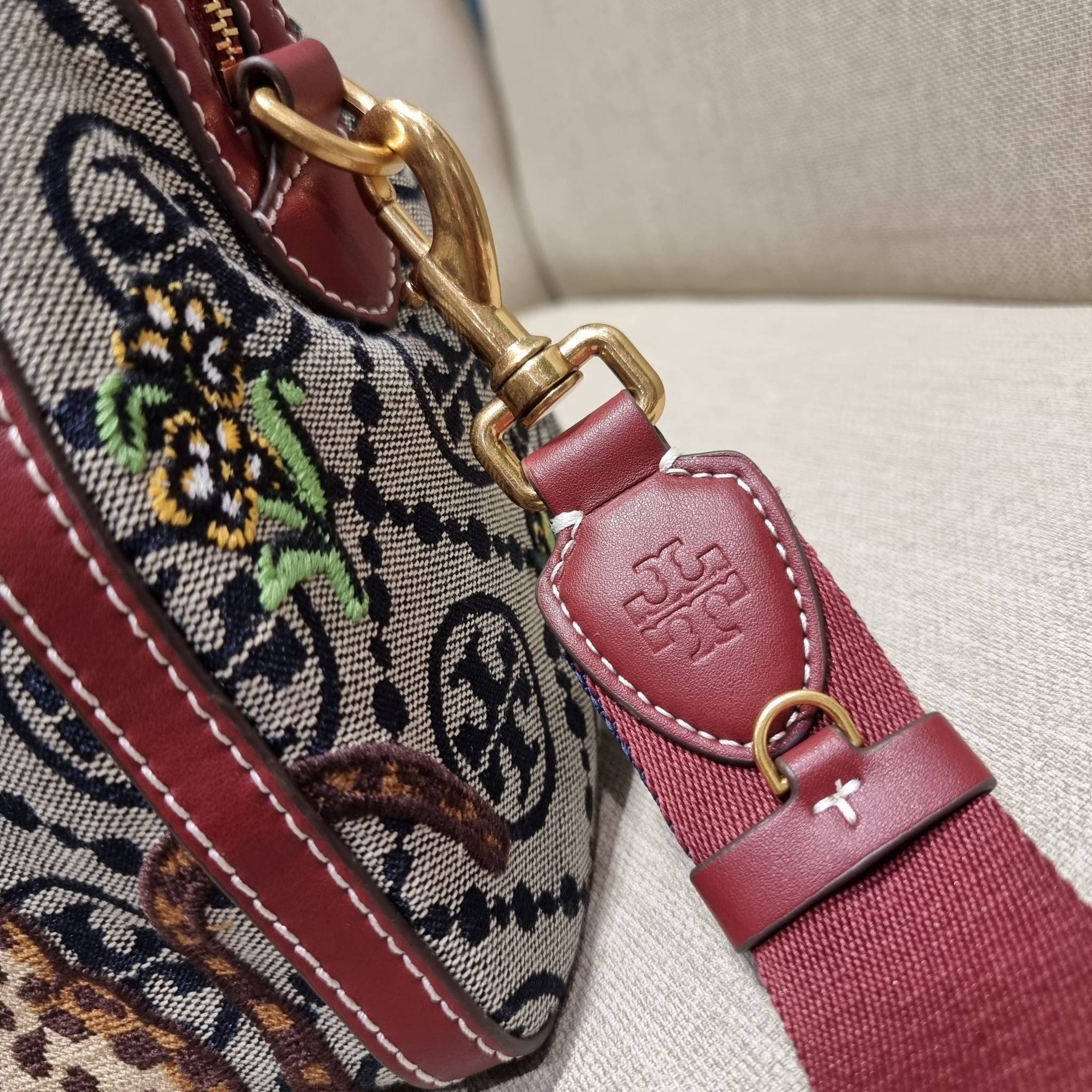 TORY BURCH T MONOGRAM JACQUARD EMBROIDERED DUFFLE คอลใหม่ล่าสุด สวยพร้อมเสิร์ฟแบบไม่ต้องรอพรีฯ ลายโมโนแกรมสุดคลาสสิคที่ถูกดีไซน์รังสรรค์ด้วยงานปักสุดชิค น่าใช้ใจฟูแค่แรกเห็น!! วัสดุ jacquard woven สลับหนังแท้ หูจับในตัว และพร้อมไปเลยกับสายสะพายข้าง ที่จะถ