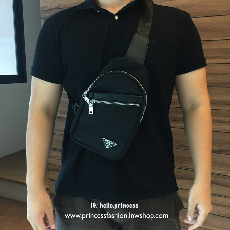 มาใหม่อีกหนึ่งรุ่น Prada เหมาะกับท่านชาย กับกระเป๋าคาดอก ทรงสวย ทรงฮิต วัสดุผ้า NYLON คุณภาพดี กันน้ำ100% ใส่ของได้หลากหลาย ตัวกระเป๋าอะไหล่สีเงิน มาพร้อมซิปด้านหน้ากระเป๋า ใส่ของได้หลากหลาย เพิ่มลุคเท่ในวันชิลๆให้กับคุณผู้ชายที่สุด จะซื้อใช้เองหรือเป็นขอ