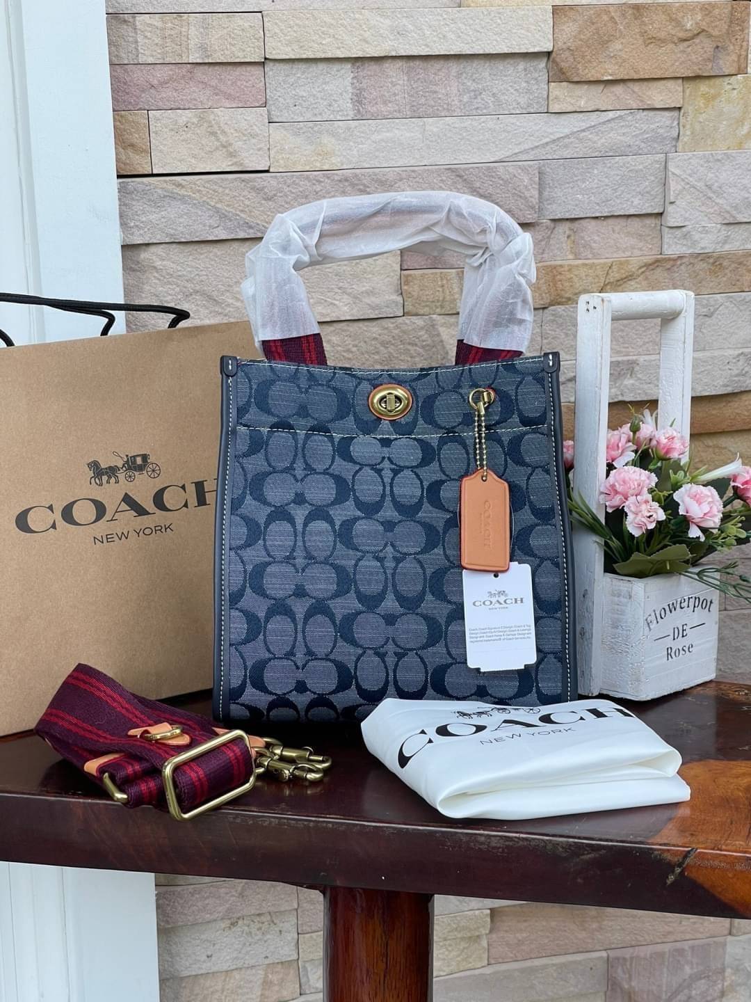 COACH Tote 22 In Signature Chambray หากคุณกำลังมองหากระเป๋าที่มีดีไซน์แปลกตา ไม่ค่อยเหมือนที่พบเห็นทั่วไป