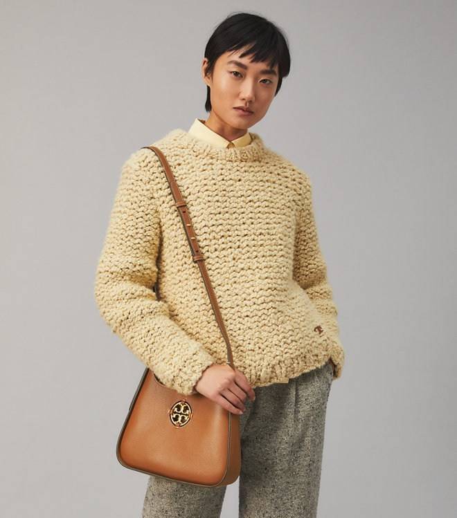 Tory Burch Miller Small Classic Shoulder Bag กระเป๋าที่เป็นได้มากกว่ากระเป๋าสะพายไหล่ โดยทางแบรนด์มีการออกแบบที่การต่อสายให้มาในลุคช์สะพายข้างได้ เป็นเอกลักษณ์ไม่ซ้ำใคร รูปทรงคลาสสิค เปิดปิดด้วยแม่เหล็กเพิ่มความปลอดภัย วัสดุหนังวัวแท้นุ่มต่อผิวสัมผัส มาคู