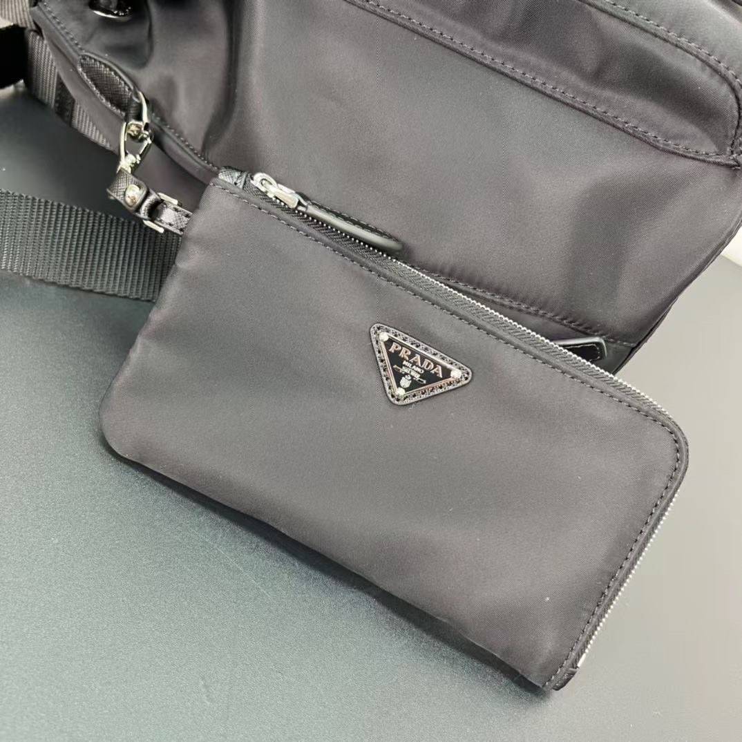 หนังแท้ | Prada Small Re-Nylon backpack กระเป๋าเป้สะพายหลังไนลอน สัมผัสความหรูหราคลาสสิก ดีไซน์เรียบง่ายทันสมัย พร้อมใบลูก สะดวกใช้งาน