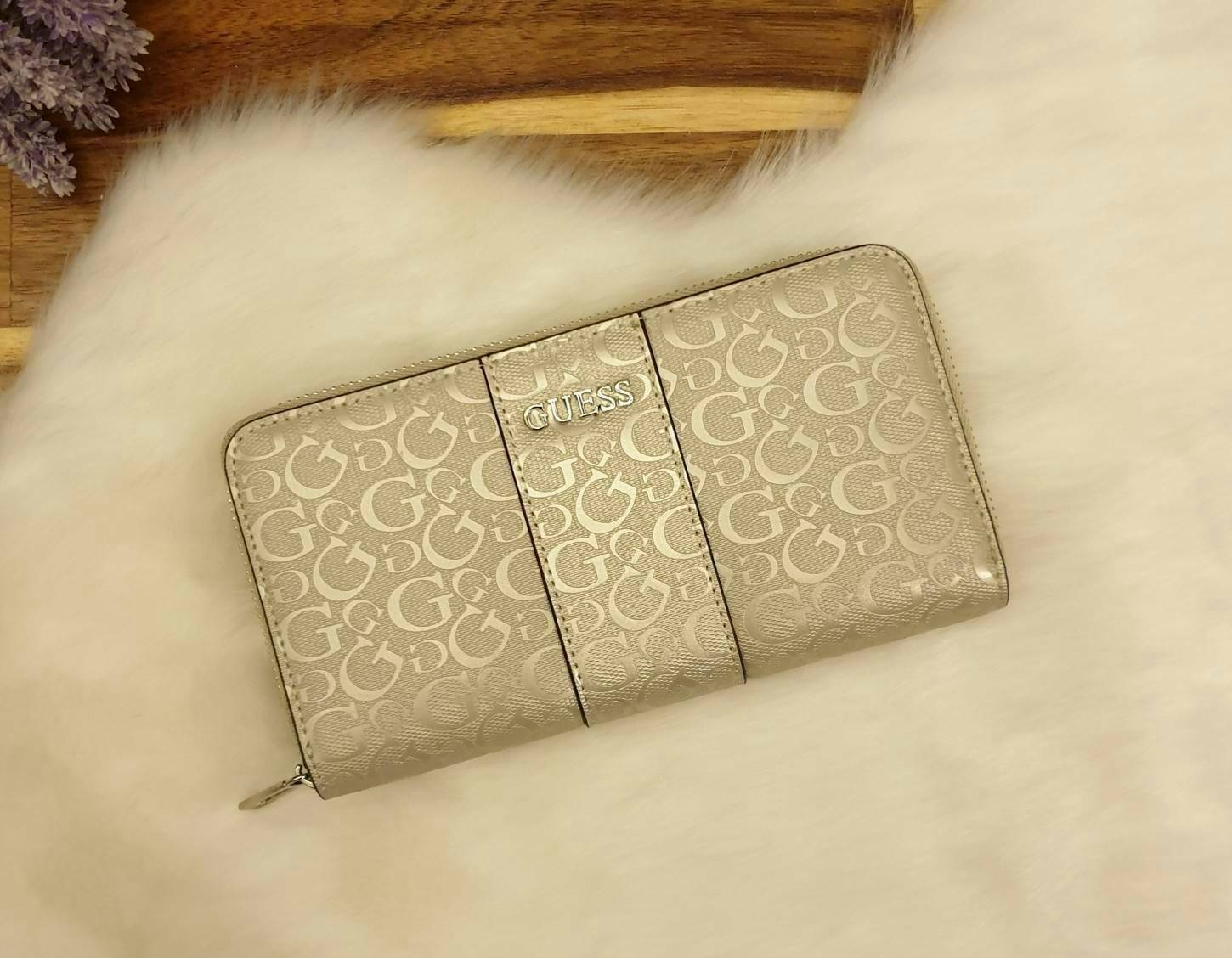 GUESS FACTORY WOMEN'S ZIP AROUND LONG WALLET กระเป๋าสตางค์หนังทรงซิปรอบลาย G ด้านหน้าติดโลโก้แบรนด์ด้วยโลหะสวยหรู ภายในมีช่องใส่ธนบัตร ช่องใส่บัตรหลายช่อง มีช่องซิปใส่เหรียญ สามารถใส่ไอโฟนพลัสได้ มีให้เลือกถึง 5 สี สวยคุ้ม น่าใช้มากๆค่า
