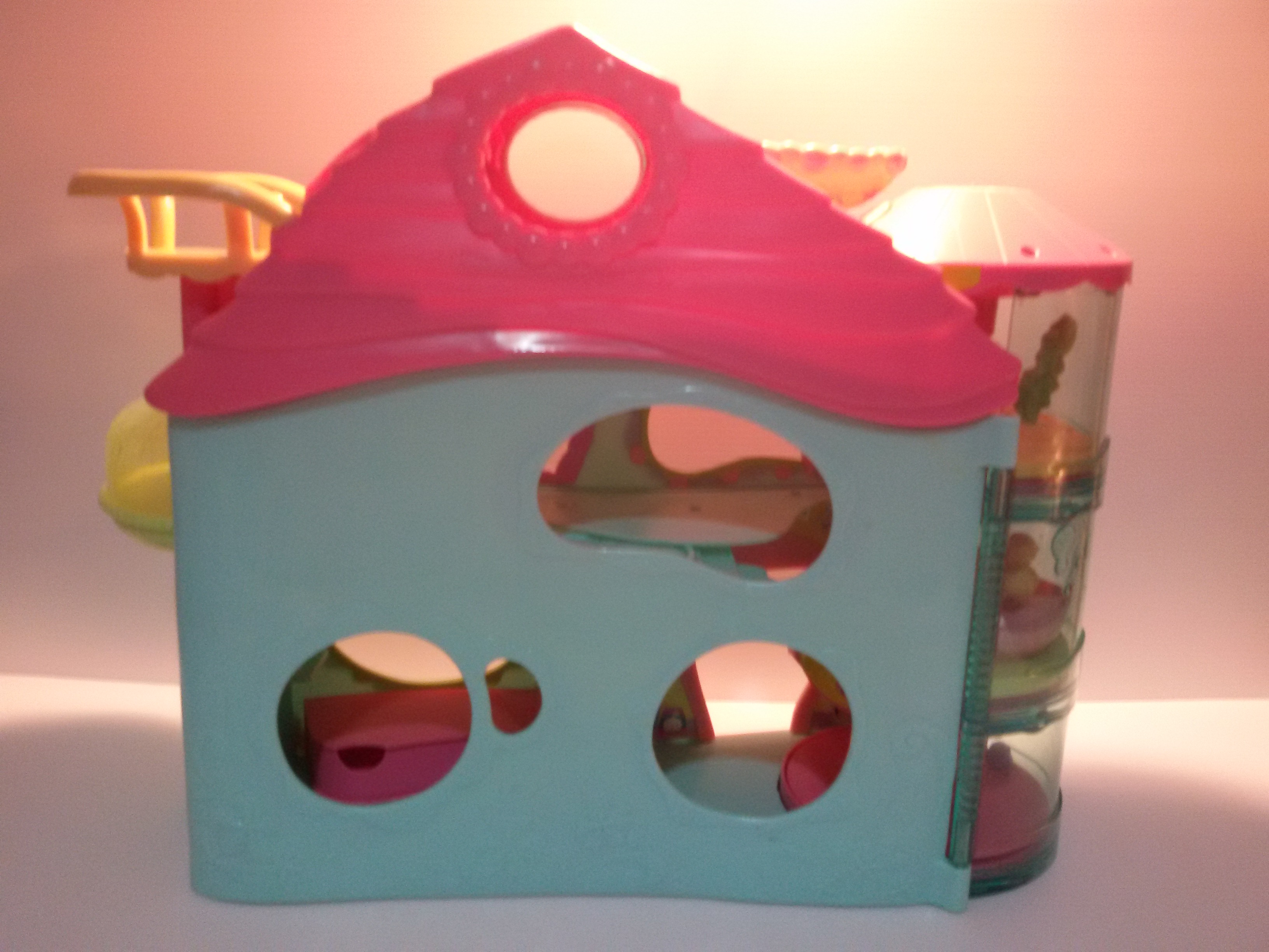 Littlest Pet Shop Biggest House Playset เหมือนกันค่ะ แต่สภาพไม่สมบูรณ์นะคะ