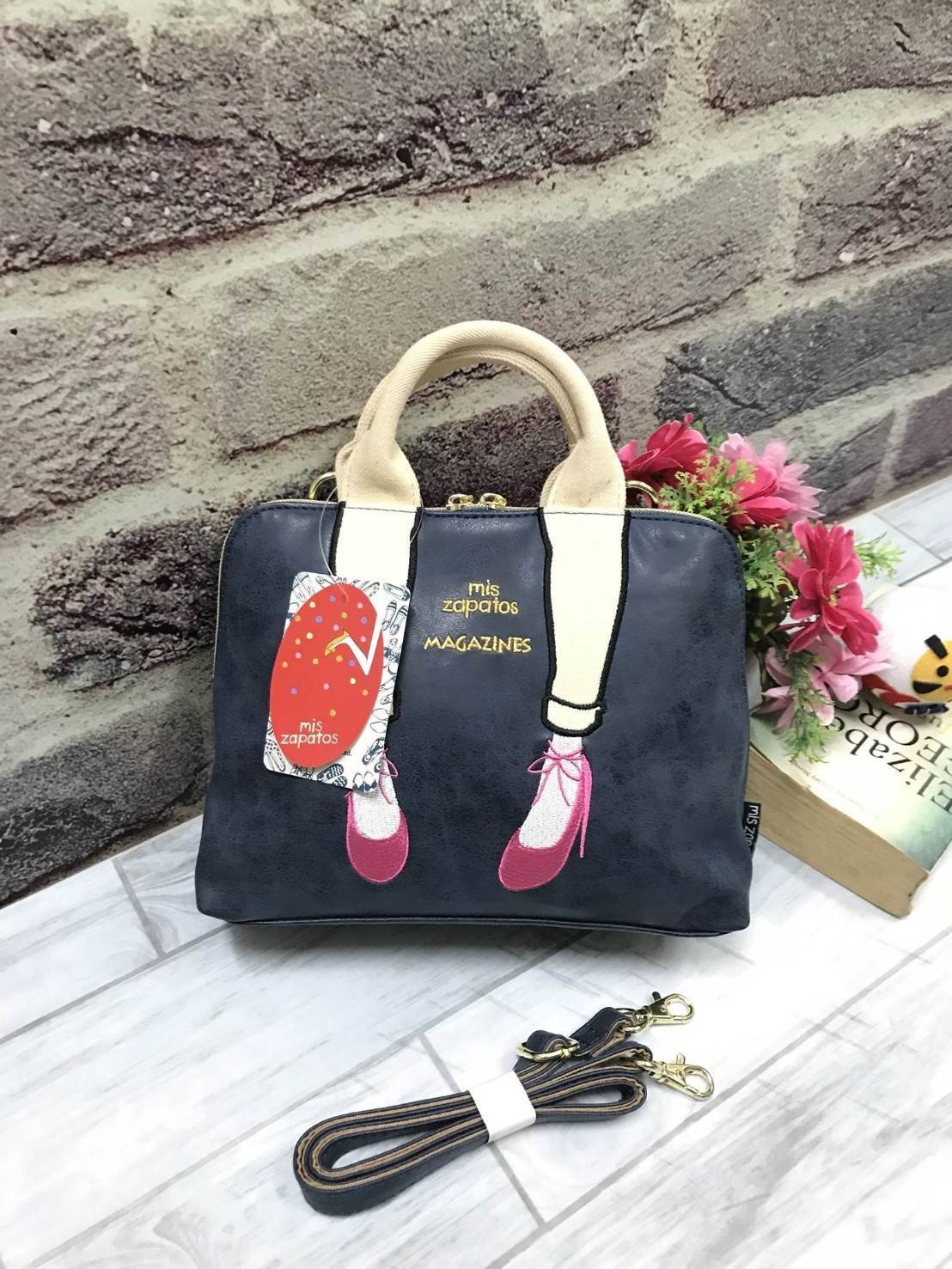 Mis Zapatos mini shoulder Bag กระเป๋าถือหรือสะพาย แบรนด์ดังจากญี่ปุ่น วัสดุหนัง pu เปิดปิดด้วยซิป ภายในแยกช่องเป็นสัดส่วน มาพร้อม สายสะพายยาวปรับ freesize ค่ะ ขนาดกำลังดี น้ำหนักเบา Rare item ค่ะ