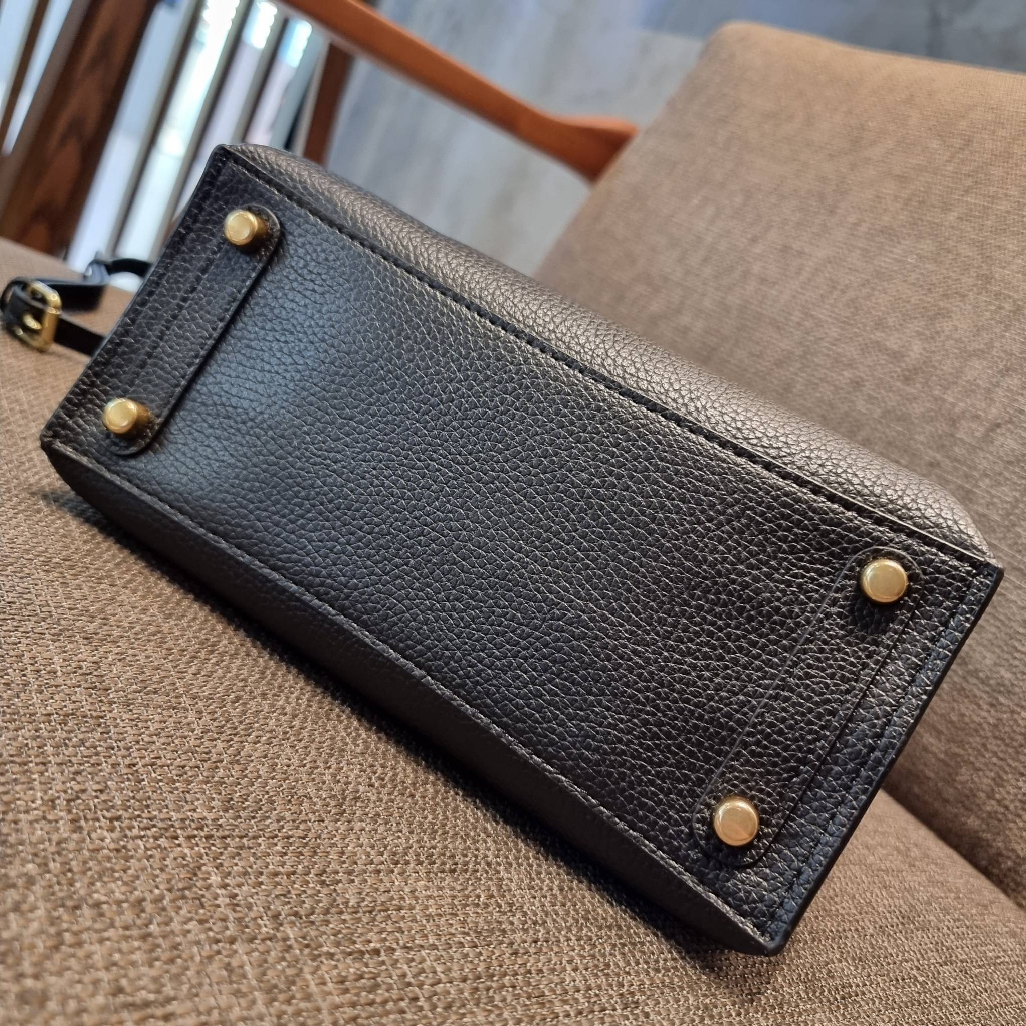 COACH C8561 C8869 WILLOW TOTE 24 IN COLOR BLOCK น้องสาวลุคลูกคุณมาแล้วจ้า กระเป๋าถือ/สะพาย ดีไซน์คัลเลอร์บล็อค ลงตัว เรียบหรู ใบจริงคือผู้ดี๊ผู้ดี ใช่ได้ทุกๆโอกาส วัสดุหนัง pepble อยู่ทรง เปิดปิดด้วยตัวบิดล็อค และอีกฝั่งเป็นกระดุมแม่เหล็ก ภายในโล่งกว้าง ใ