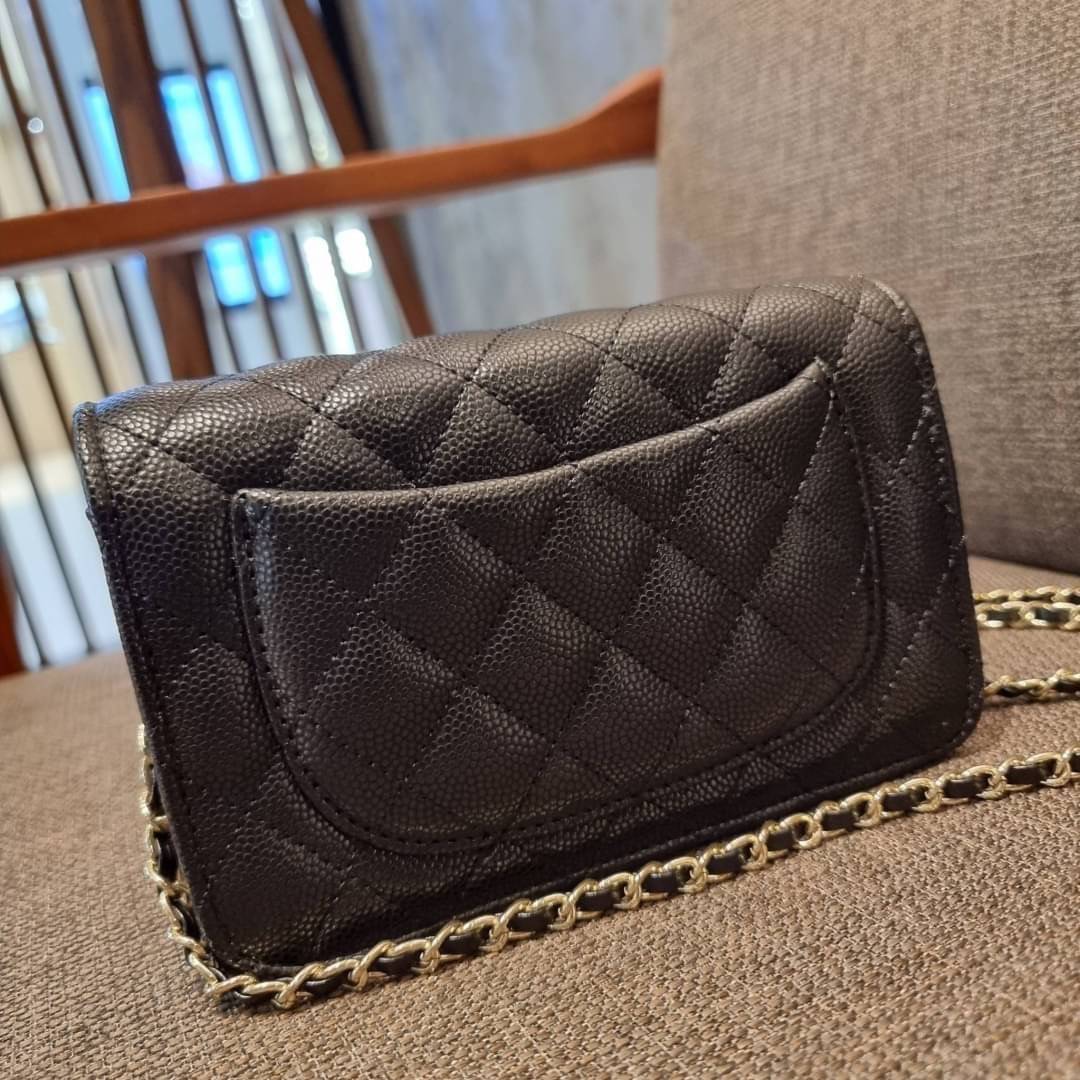 VIP 🥂 CHANEL WOC ฮอตกว่ารุ่นนี้คงไม่มีแล้ว!! เป็นรุ่นที่ถูกถามหาเยอะสุด!! ขายดีสุด!! และหมดไวมากๆ กระเป๋าสะพายข้างหนังลายคาร์เวีย มาพร้อมโซ่สะพายในตัว (ถอดออกไม่ได้) อะไหล่ทอง ดูผู้ดี้ ผู้ดี!! เปิด-ปิดกระเป๋าด้วยกระดุมแม่เหล็ก ภายในกระเป๋าเป็นช่อง