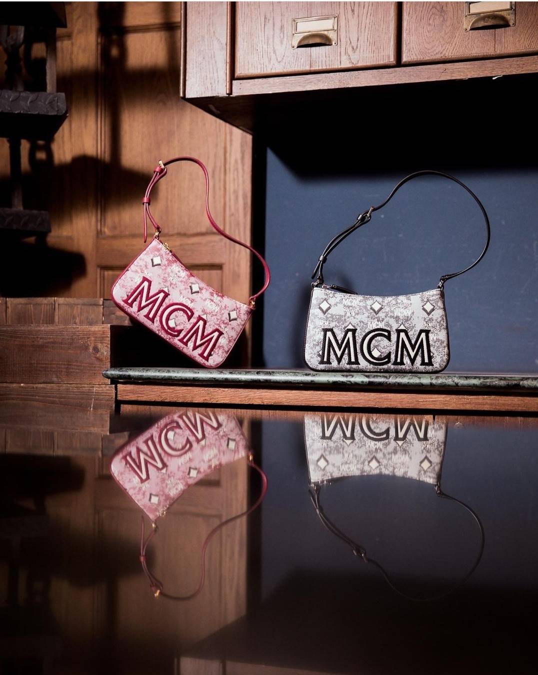 M.C.M MINI SHOULDER BAG IN VINTAGE JACQUARD MONOGRAM คอลเลคชั่นใหม่ล่าสุด โดดเด่นด้วยลายโมโนแกรม ถักทอบนผ้า woven jacquard กระเป๋าสะพายทรงพอชที่ไม่ธรรมดา มาพร้อมสายสะพายในตัว สามารถปรับใช้ได้ 2 แบบ สายยาวสะพายข้าง หรือจะนำสายเส้นกลางออกและปรับใช้สะพายไหล่