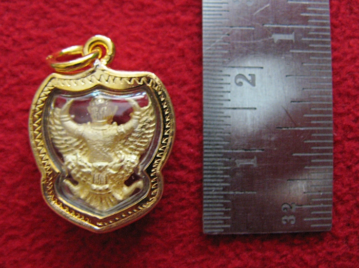 จี้พญาครุฑองค์เล็กเนื้อสามกษัตริย์เลี่ยมทองไมครอนพร้อมใบคาถาค่ะ