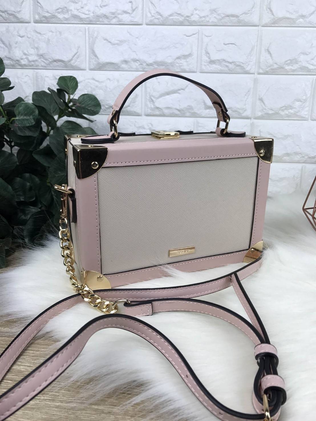 ALDO CALINI กระเป๋าถือ/สะพายทรงกล่องวางอยู่ทรงสวย แต่งกระเป๋าด้วยแสตมป์สวยเก๋มากๆ ลายสุดน่ารัก มีโลหะที่มุมกระเป๋าทั้ง 4 มุม มีหมุดรองฐาน 4 มุม เปิดปิดด้วยตัวล็อกด้านบน ด้านในเป็นช่องกว้าง ใส่ของได้เยอะพอสมควรเลยค่ะ ใส่ Iphone7 plus ได้ คสอ/กระเป๋าเงินใบส