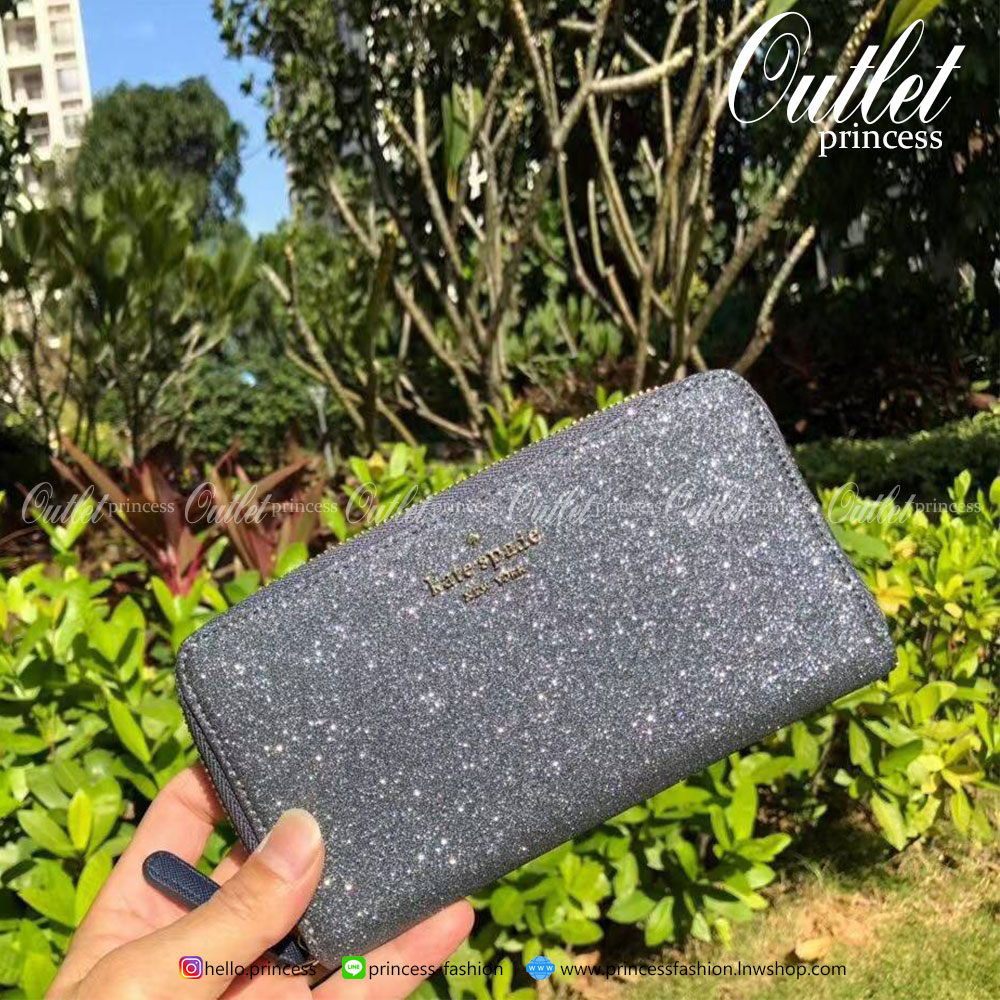 KATE SPADE JOELEY LONG WALLET กระเป๋าสตางค์ใบยาวรุ่นใหม่ล่าสุดหนัง Saffiano สไตล์ PRADA สวยน่าใช้ตัวเนื้อกระเป๋าตกแต่งด้วยกลิทเตอร์ทั้งใบ สวยหรู ภายในมีช่องซิป1ช่อง และช่องใส่บัตรหลายช่อง ใส่เหรียญ บัตรได้เยอะ ตัวจริงสวยน่าใช้มากค่ะ