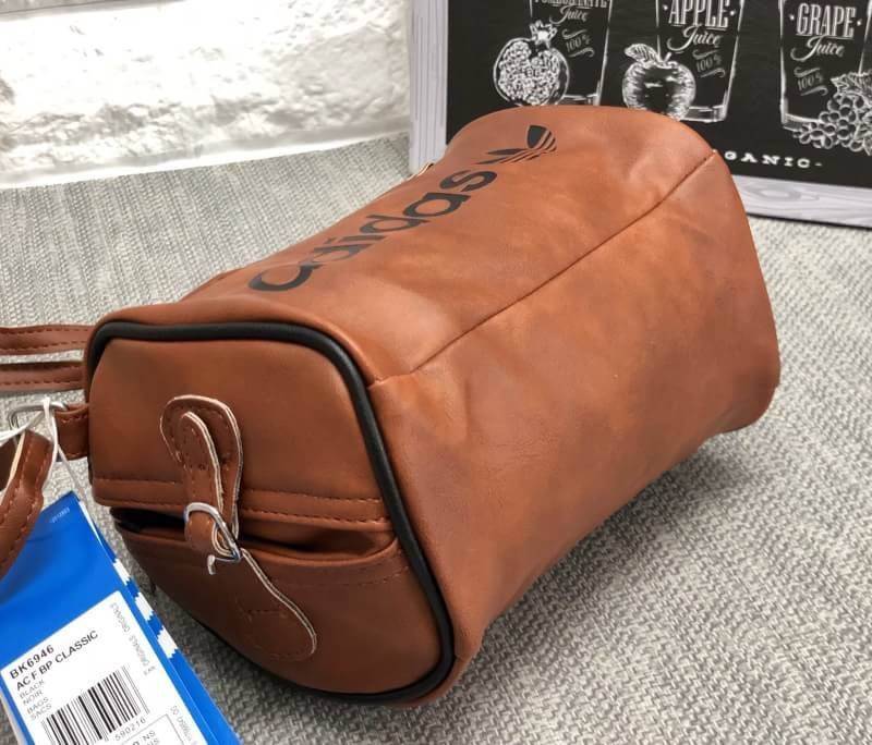 Adidas mini shoulder bag and messenger bag 2018 พร้อมส่ง กระเป๋าสะพายข้างแนว Sport วัสดุ pu หนังนิ่ม น้ำหนักเบาค่ะ ใช้ได้ทั้งด้านหน้าและหลังค่ะ ตัวกระเป๋าสกรีนโลโก้แบรนด์ เปิดปิดกระเป๋าแบบซิป ภายในโล่ง กว้างสามารถใส่มือถือได้ กระเป๋าสตางค์ใบเล็กได้ หรือขอ