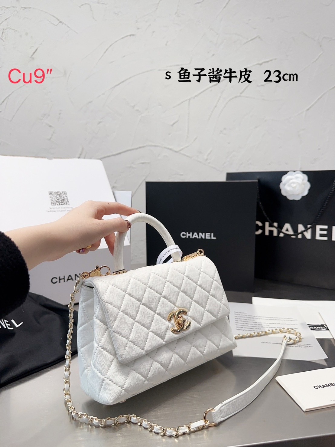 CHANEL Coco Small Top Handle Bag กระเป๋าสะพายสุดคลาสสิค สวยหรูพร้อมมือจับในตัว อะไหล่ทองสวยมาก มาพร้อมกล่อง อปก ครบเซ็ท รอบนี้จัดราคาพิเศษสุดคุ้มค่ะ โดดเด่นและดูแพง ไม่อยากให้พลาดเลยน้า