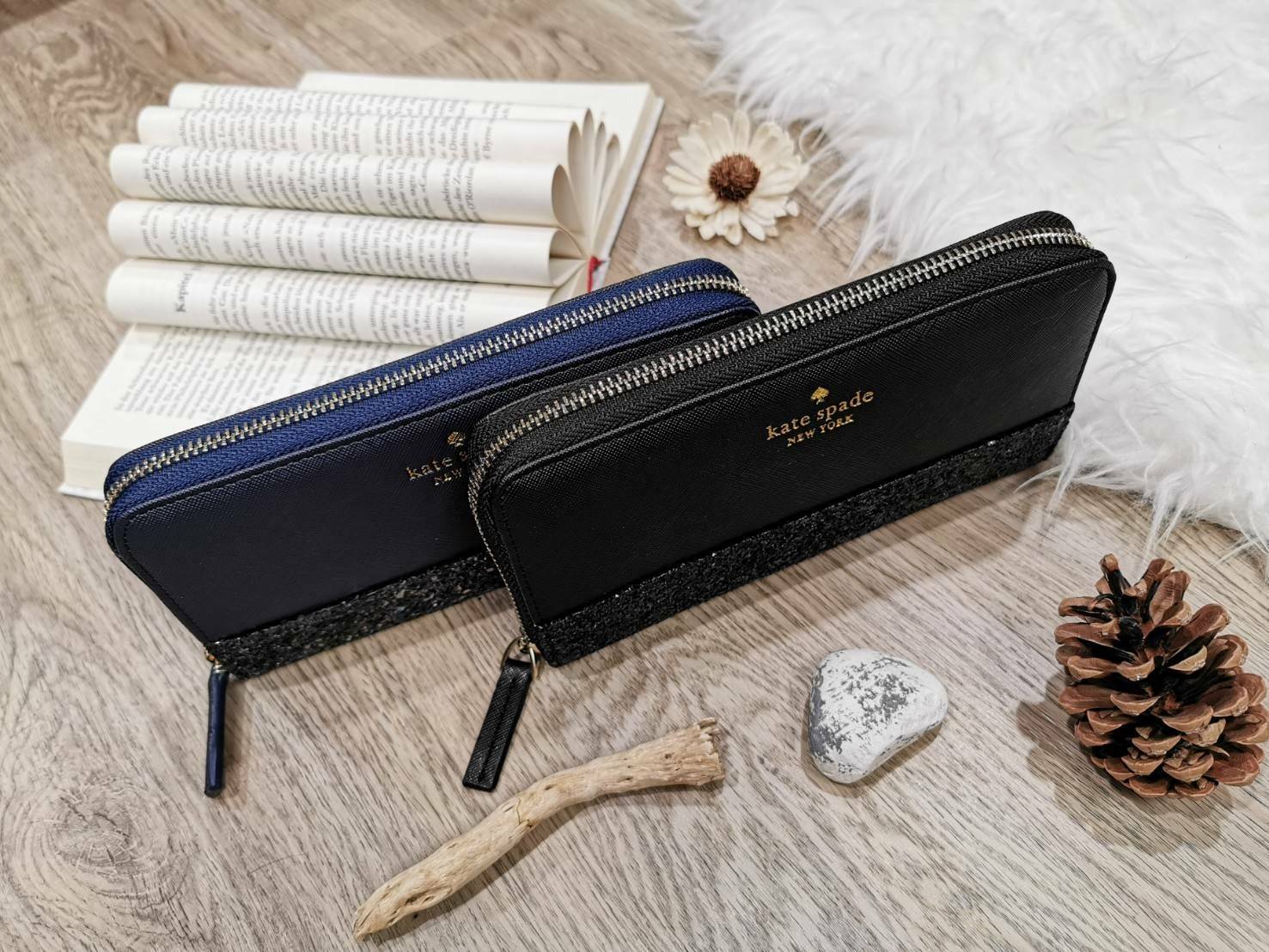 KATE SPADE NEW YORK GLITTER LONG WALLET กระเป๋าสตางค์ใบยาวรุ่นใหม่ล่าสุดจาก KATE SPADE FACTORY หนัง SAFFIANO ตัด Gitter วิ้งๆสวยหรูอยู่ทรงตามคอนเซปคอลเลคชั่นใหม่ เปิดปิดด้วยซิปรอบด้านหน้ามีโลโก้สวยเรียบหรูภายในมีโลโก้ ช่องซิปกลาง ช่องใส่บัตรหลายช่อง สามาร