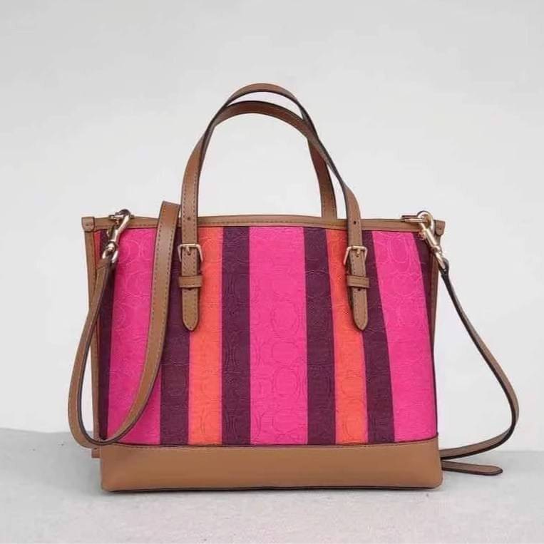 COACH C4086 MOLLIE TOTE 25 IN SIGNATURE JACQUARD WITH STRIPES แจกความสดใสด้วยลุคคัลเลอร์ฟูล กระเป๋าทรงโท้ท มินิไซส์ ตกแต่งลายเอกลักษณ์ถักทออยู่บนผ้า jacquard ตัดกับลายเส้นสีสันสวยงาม ลงตัวไม่ซ้ำใคร ภายในเป็นช่องโล่ง มีช่องซิปกลางใส่ของได้ ขนาดกำลังดีแบบใส