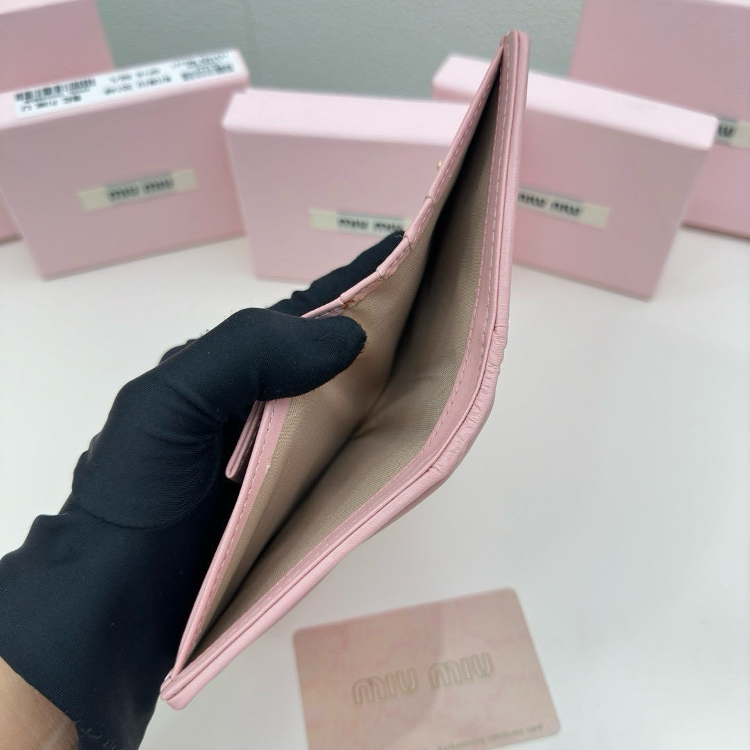 Miu Miu Small matelassé nappa leather wallet กระเป๋าสตางค์หนังแนปป้า ตกแต่งโลโก้หรูหราเป็นเอกลักษณ์