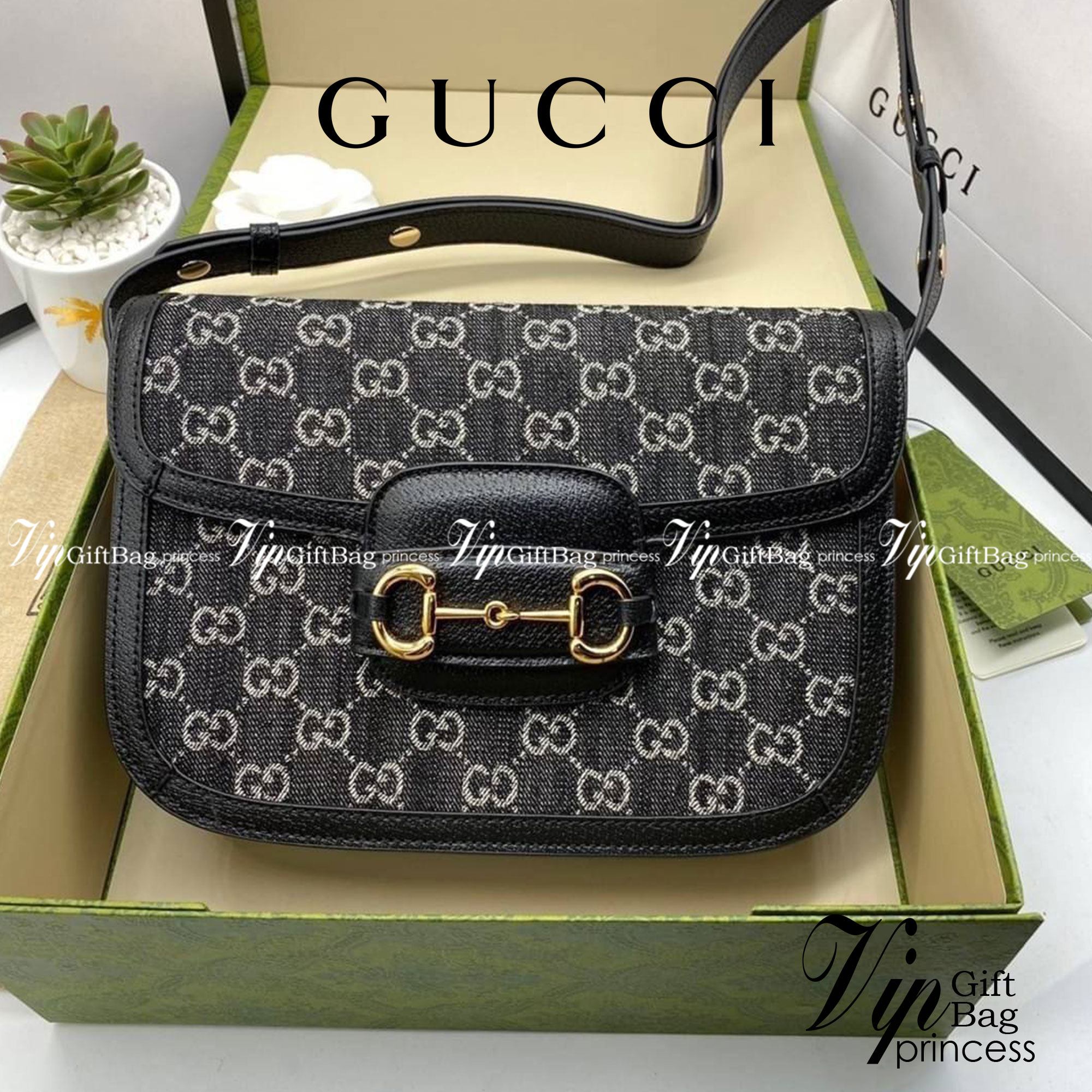 หนังแท้ Gucci Horsebit 1955 shoulder bag Black and ivory GG denim jacquard สีดำเดนิมสวยมากกกก มีมาน้อยนะคะ ที่สุดของรุ่นที่ฮอตหนักมาก คอลเลคชั่นที่ยอดขายดีตั้งแต่วันแรกที่ลง shop ด้วยรูปทรงที่กะทัดรัด ตอบโจทย์ได้ทุกลุค ทุกไลฟ์สไตล์ ใช้งานได้ง่ายคล่องตัว เ