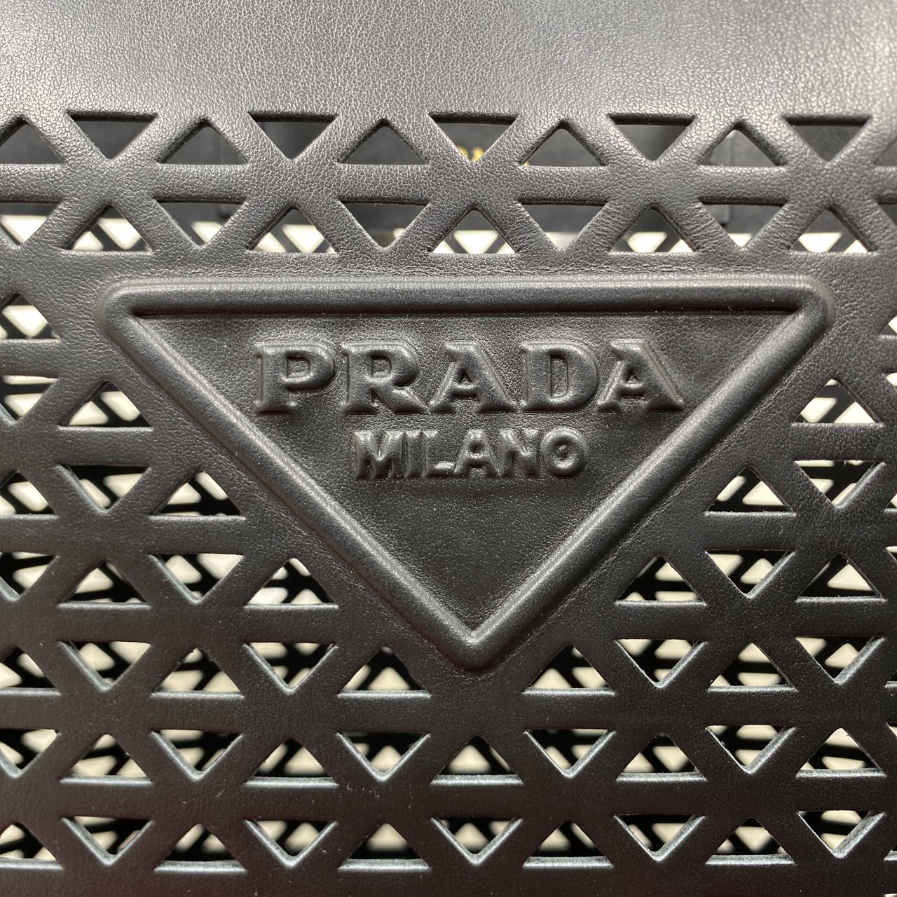 TOP ORI หนังแท้ | Prada Large perforated leather tote bag กระเป๋าทรงโท้ทใบใหญ่ ใจบางที่สุดกับคอลเลคชั่นนี้ ที่เพิ่มดีเทลความแพงด้วยการฉลุลวดลายรอบใบ ถักทอเป็นเส้นลายสานที่สวยงามมาก งานฝีมือจริงๆ