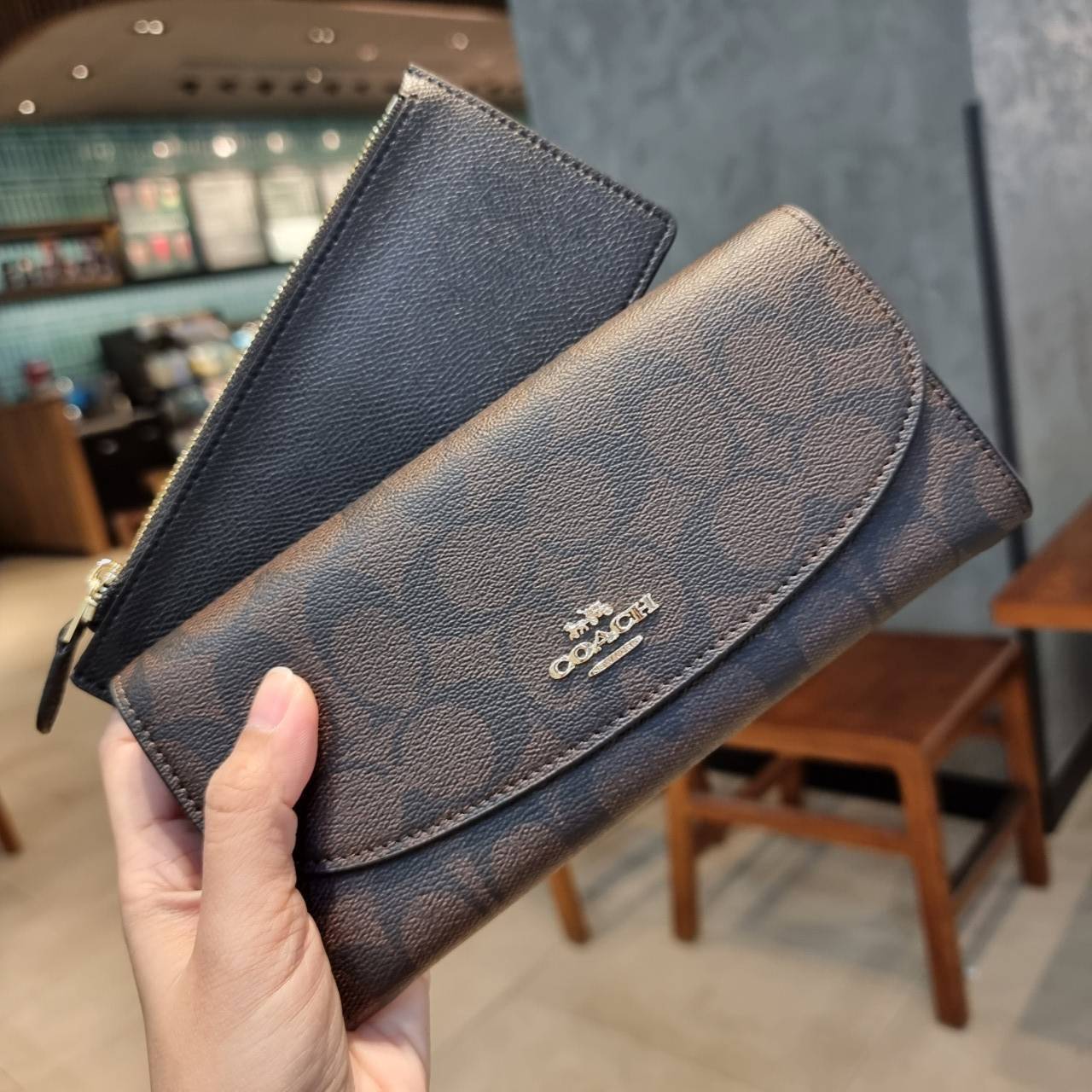 COACH F52601 POP SLIM ENVELOPE WALLET IN SIGNATURE รุ่นขายดี ขายหมด!! รุ่นหายาก!! เติมสต็อคจ้า!! กระเป๋าสตางค์รุ่นฝาพับ ดีไซน์เรียบหรู คลาสสิค ใช้งานง่ายและสะดวกมากๆ ด้วยซองซิปที่เสียบด้านหลัง ถอดแยกออกมาใช้ได้ หรือเอาออก พกกระเป๋าเดี่ยวๆก็ได้ ถือใบนี้ดูไ