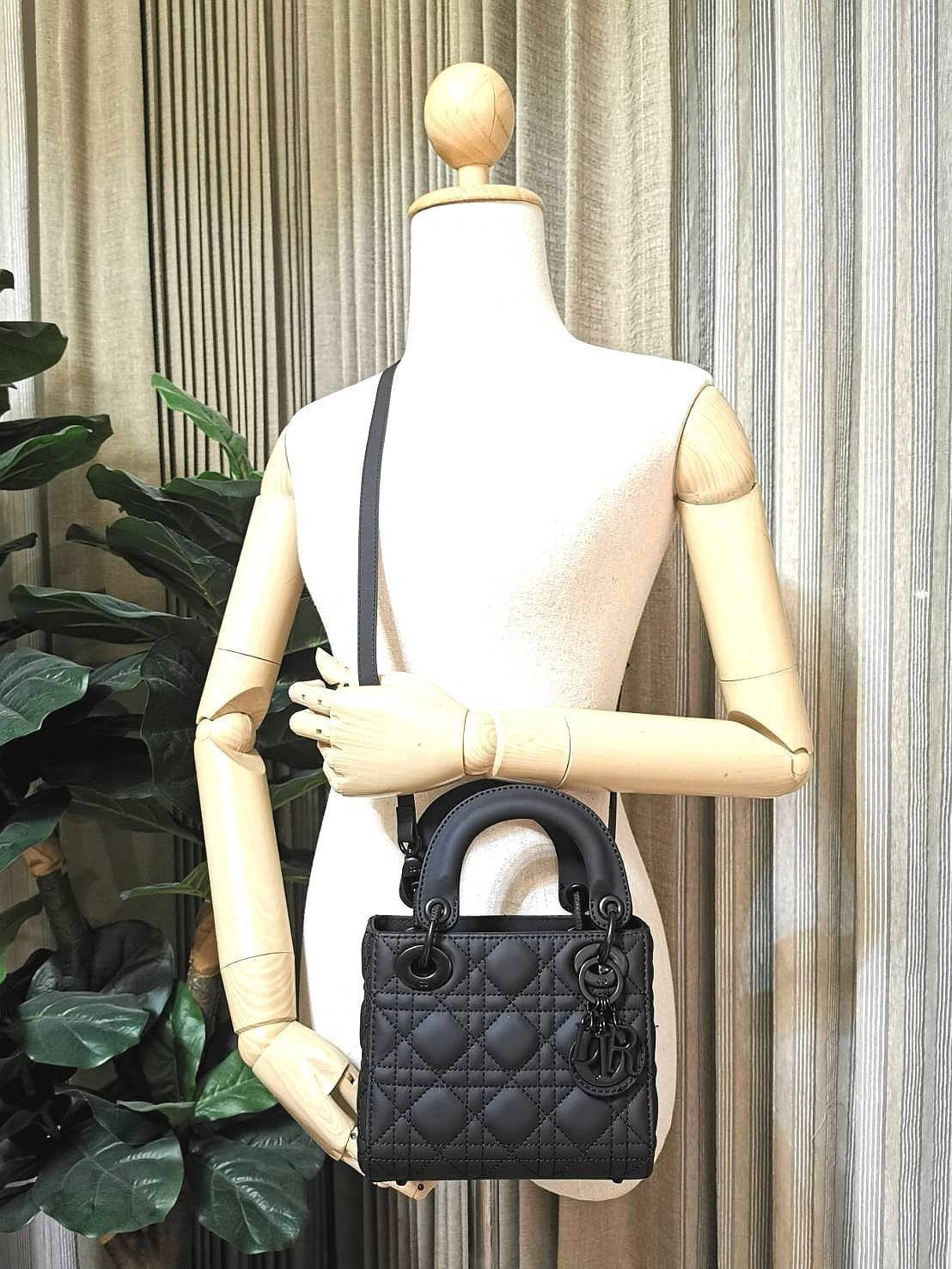 CHRISTIAN DIOR MINI BAG VIP GIFT WITH PURCHASE พรีเมี่ยมกิ้ฟรุ่น Limited สวยหรูดูดีอลังการเซตสุดคุ้มได้ทั้งกระเป๋าสะพายหนัง Calfskin + กระเป๋าสตางค์สั้น + Dior Gold Star ครบชุด ไอเท็มใหม่ล่าสุดน่าใช้น่าสะสม สินค้ามาพร้อมกล่องแบรนด์ จะซื้อใช้เองหรือมอบเป็น