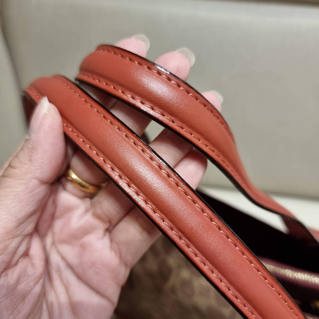 COACH C3889 TYLER CARRYALL 28 IN SIGNATURE CANVAS ((C3460//C3889)) รุ่นยอดฮิตที่สาวๆหลายคนเรียกร้อง กับกระเป๋าถือ/สะพายทรงสวย ที่มาพร้อมสายสะพายไหล่ในตัว และสายครอสบอดี้สำหรับสะพายข้าง ตัวกระเป๋าถูกแบ่งเป็นสัดส่วนสวยงาม มีช่องซิปกลางที่ใหญ่พอสมควร และยังม