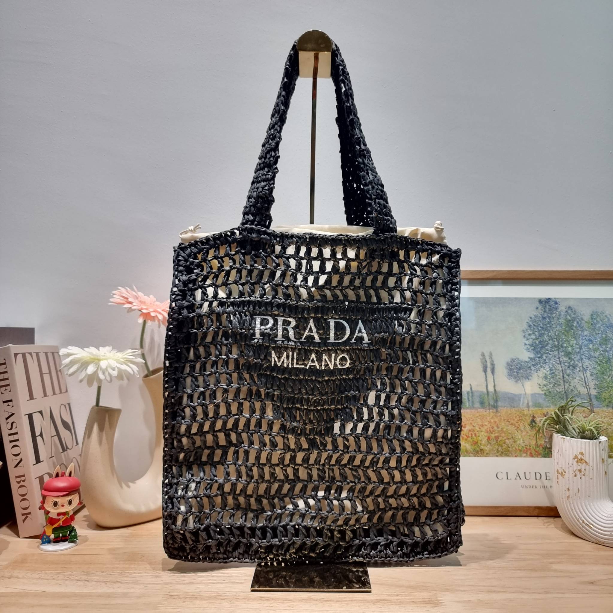 PRADA RAFFIA TOTE BAG สวยไม่ซ้ำใคร สไตล์บีช เหมาะมากกับการสะพายไปเที่ยวทะเล หรือจะใช้ในวันสบายๆก็ตอบโจทย์ กับกระเป๋าสะพายสานใบใหญ่ ตัวกระเป๋าเป็นวัสดุสังเคราห์จากธรรมชาติ