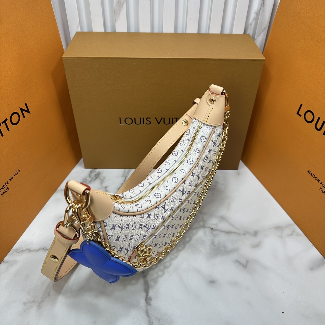 ORI หนังแท้ | LV Loop PM Bag กระเป๋าสะพาย ดีไซน์ทรงพระจันทร์ครึ่งเสี้ยวได้แรงบันดาลใจจากกระเป๋ารุ่น Croissant อันเป็นตำนานของเมซง