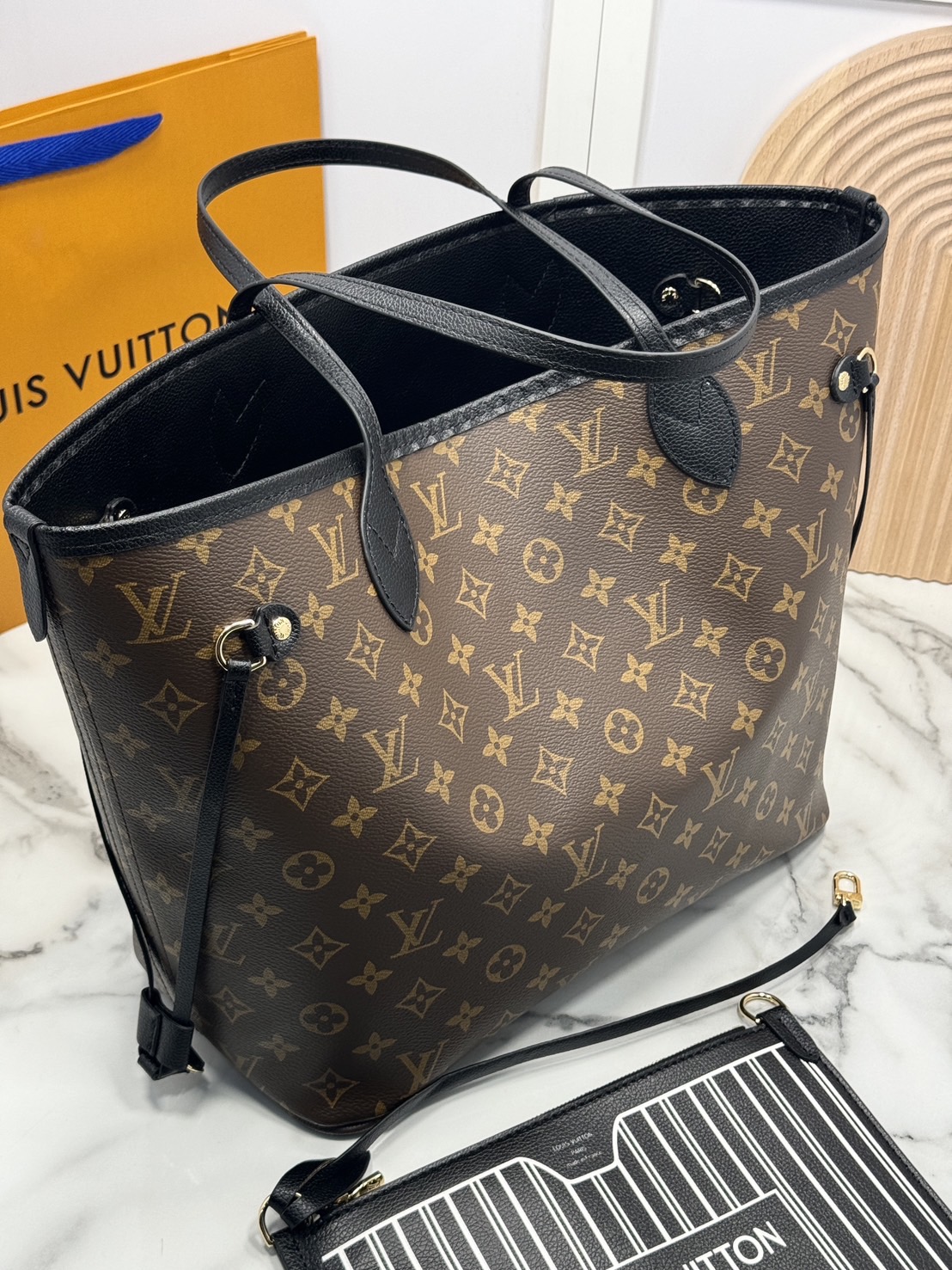 LV Neverfull Inside Out MM / LV Tote Bag กระเป๋าทรงโท้ทใบใหญ่ กลับด้านใช้ได้ 2 ฝั่ง ดีไซน์ใหม่ที่ฮอตที่สุดในตอนนี้ มาพร้อมใบลูกพิมพ์ลายเส้นตรงสวยเด่น เป็นอีกรุ่นที่นิยมใช้เยอะมากๆ ภายในโล่งกว้าง สะพายไปเที่ยวต่างจังหวัดคือดีงามมากจ้า หรือจะสะพายไปทำงาน ไป