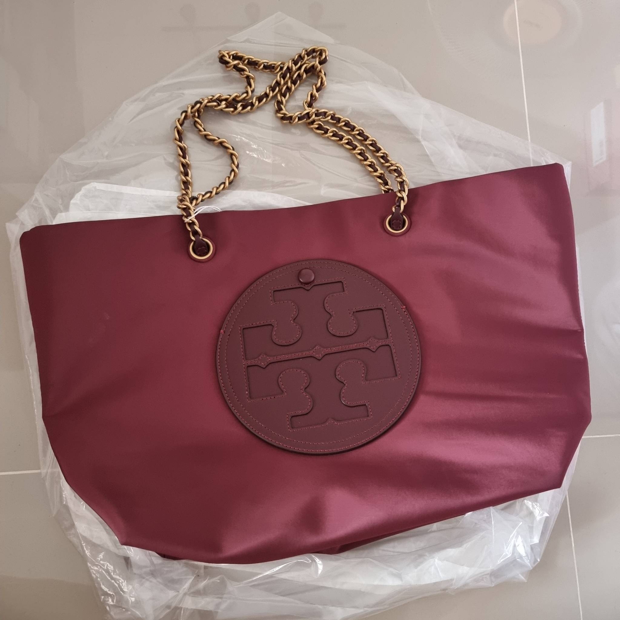 TORY BURCH Ella Chain Tote Bag / TORY TOTE NYLON BAG พร้อมส่ง 4 สี กระเป๋าสะพายทรงโท้ทใบใหญ่ จุของไปเลยแน่นๆ รูปทรงคลาสสิคชวนใช้ โดดเด่นด้วย patch โลโก้ แนะนำรีบสั่งใช้ไปสวยก่อนใครได้เลยน้า