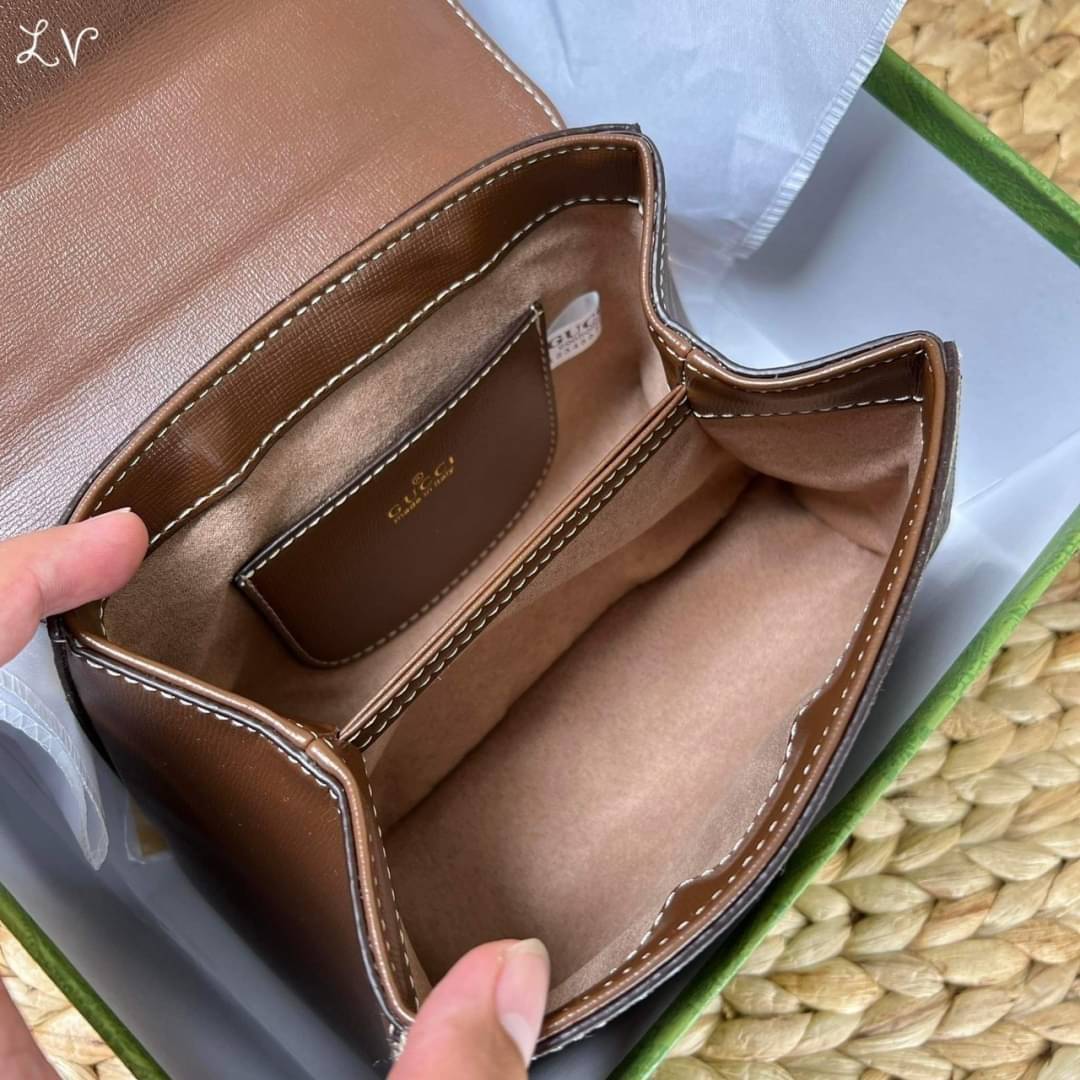 Gucci Horsebit 1955 mini bag / GG VINTAGE CROSSBODY BAG กระเป๋าสะพายข้าง สวยย้อนยุค ดีไซน์วินเทจแฝงความหรู เปิด-ปิดด้วยกระดุมแม่เหล็ก ภายในโล่งกว้าง แบ่งสัดส่วนไว้อย่างดี สายสะพายมีให้ 2 ถึงแบบ สลับใช้ได้ไม่มีเบื่อ แถมยังมีหูจับในตัว เข้าได้กับทุกลุค แมทช