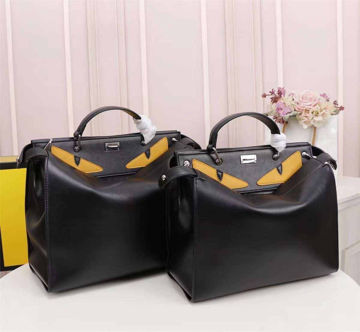 FENDI Monster Bag 36cm เกรดเทพออริจินอล กระเป๋ายอดนิยมของแบรนด์ ดีไซน์สวยเรียบหรูแฝงด้วยความเก๋ สามารถสะพายหรือถือ เหมาะสมกับวัยรุ่น สะดวกในการพกพาไม่ว่าสาว ๆ จะไปเที่ยวต่างจังหวัด ต่างประเทศหรือแม้กระทั่งทำกิจกรรมแอดเวนเจอร์ต่าง ๆ ก็ไม่ทำให้เกะกะแต่อย่าง