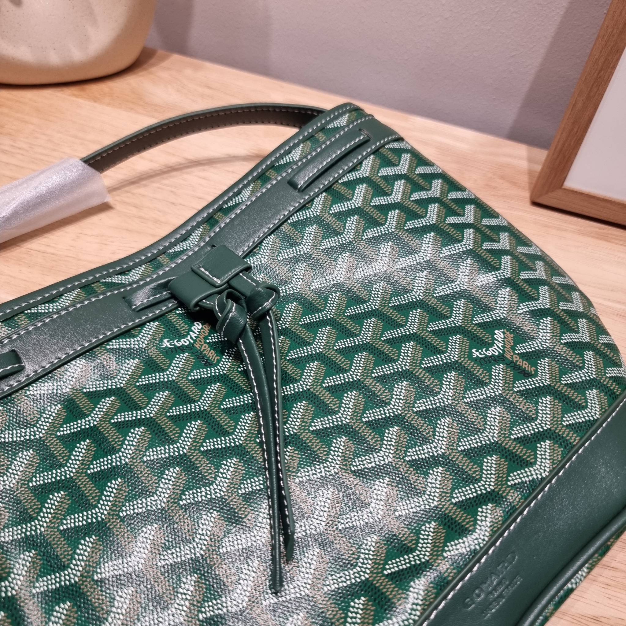 GOYARD PETITE FLOT BUCKET BAG กระเป๋าสะพายทรงบัคเก็ต ที่ดีไซน์สะดวกต่อชีวิตมาก รูปทรงคลาสสิค ดีไซน์เป็นเอกลักษณ์ สดใสทุกสี ดูผู้ดีในตัว วัสดุหนังแคนวาสพิมพ์ลายสวยคม ปากกระเป๋ารูดเปิด-ปิดได้ตามชอบ ภายในเป็นช่องโล่ง ใส่กระเป๋าสตางค์ มือถือ ได้ครบถ้วน มาพร้อ