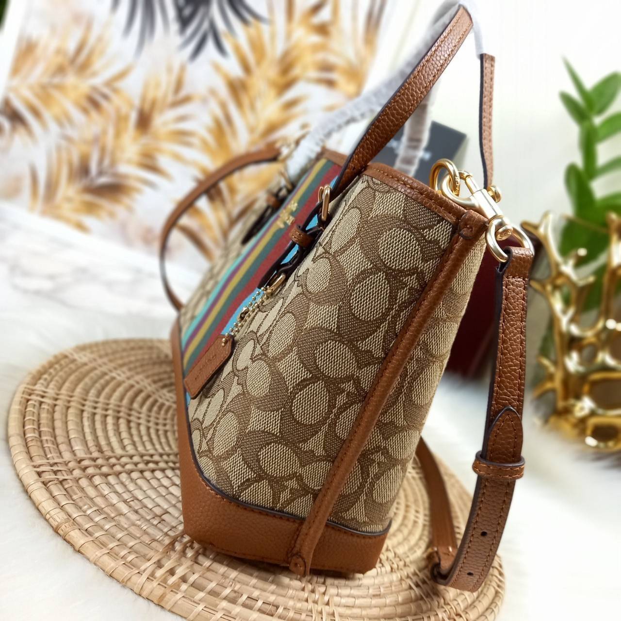 เอาอีกแล้วนะยูวว สวยน่ารักเบอร์นี้ COACH MOLLIE 25 TOTE IN SIGNATURE JACQUARD WITH STRIPES (C4086)🌺รีบมาสวยก่อนใครที่นี่เลย🤩🌈//กระเป๋าถือ กระเป๋าสะพาย ทรง TOTE ขนาดน่ารักกำลังดี ดีไซน์ใหม่ ลวดลายโดดเด่นสะดุดตา//วัสดุJACQUARDทอลาย ผ