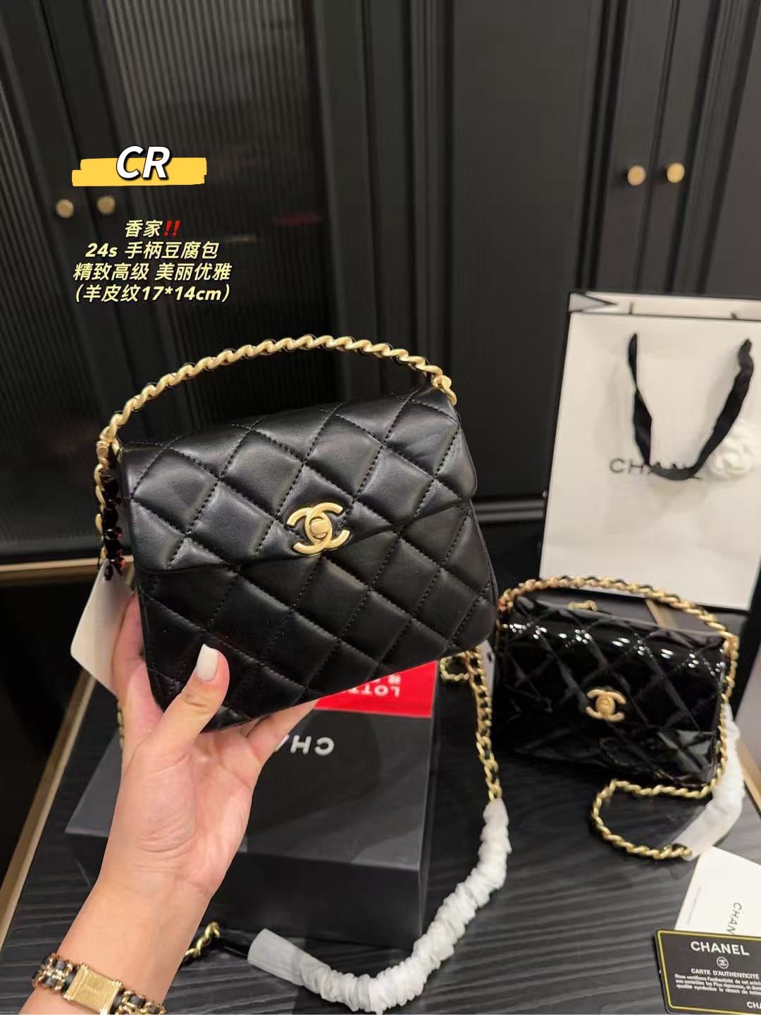 CHANEL flap bag on chain กระเป๋าสะพายสุดหรู สวยดูแพง รูปทรงคลาสสิค พร้อมหูจับร้อยโซ่สีทองขับผิวขนาดกำลังพอเหมาะ สะดวกต่อการพกพา หนังอย่างดีผิวสัมผัสดี