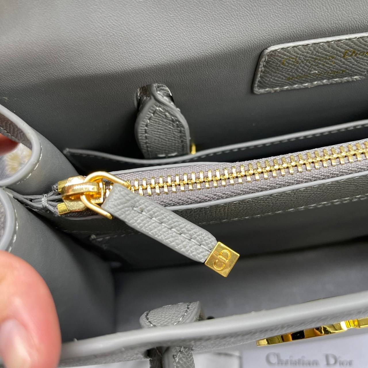 หนังแท้ DIOR Medium ST Honore Tote Collection Fall/Winter 2020-2021 มาในรูปแบบกระเป๋าทรงสี่เหลี่ยมที่ได้มาตรฐาน ทำจากหนังลูกวัว (Calfskin) ลายเกรน ซึ่งสื่อถึงความหรูหราได้อย่างลงตัว ตัวด้ามจับ มีการเย็บเข้าด้านในของกระเป๋าเพื่อเพิ่มความแข็งแรงทนทาน ด้านหน