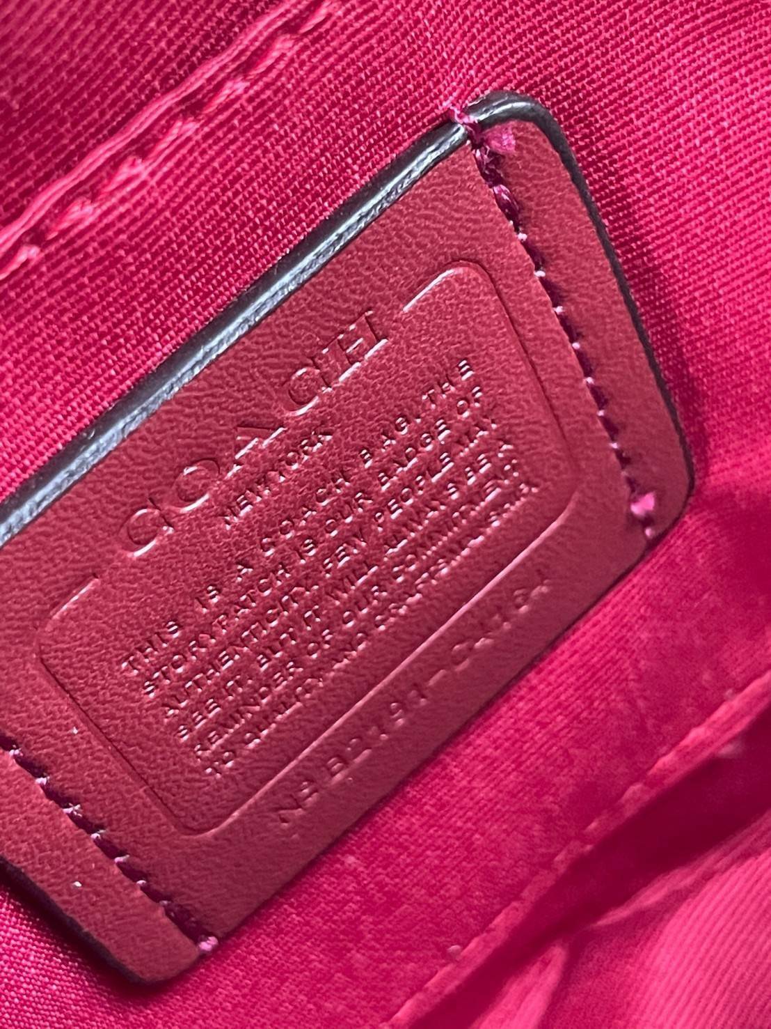 COACH CAMERA BAG IN COLORBLOCK WITH HORSE AND CARRIAGE (COACH C4164) กระเป๋าที่ดีไซน์ออกมาในทรงสะพายไหล่และทรง Camera คาดว่าเป็นรุ่นที่สาว ๆ เห็นแล้วจะต้องสะดุดตาเป็นพิเศษกับดีไซน์อันโดดเด่นที่ดูมีสไตล์ ไม่ว่าจะเป็นในวันสบาย ๆ หรือวันพิเศษก็สามารถนำไปมิกซ