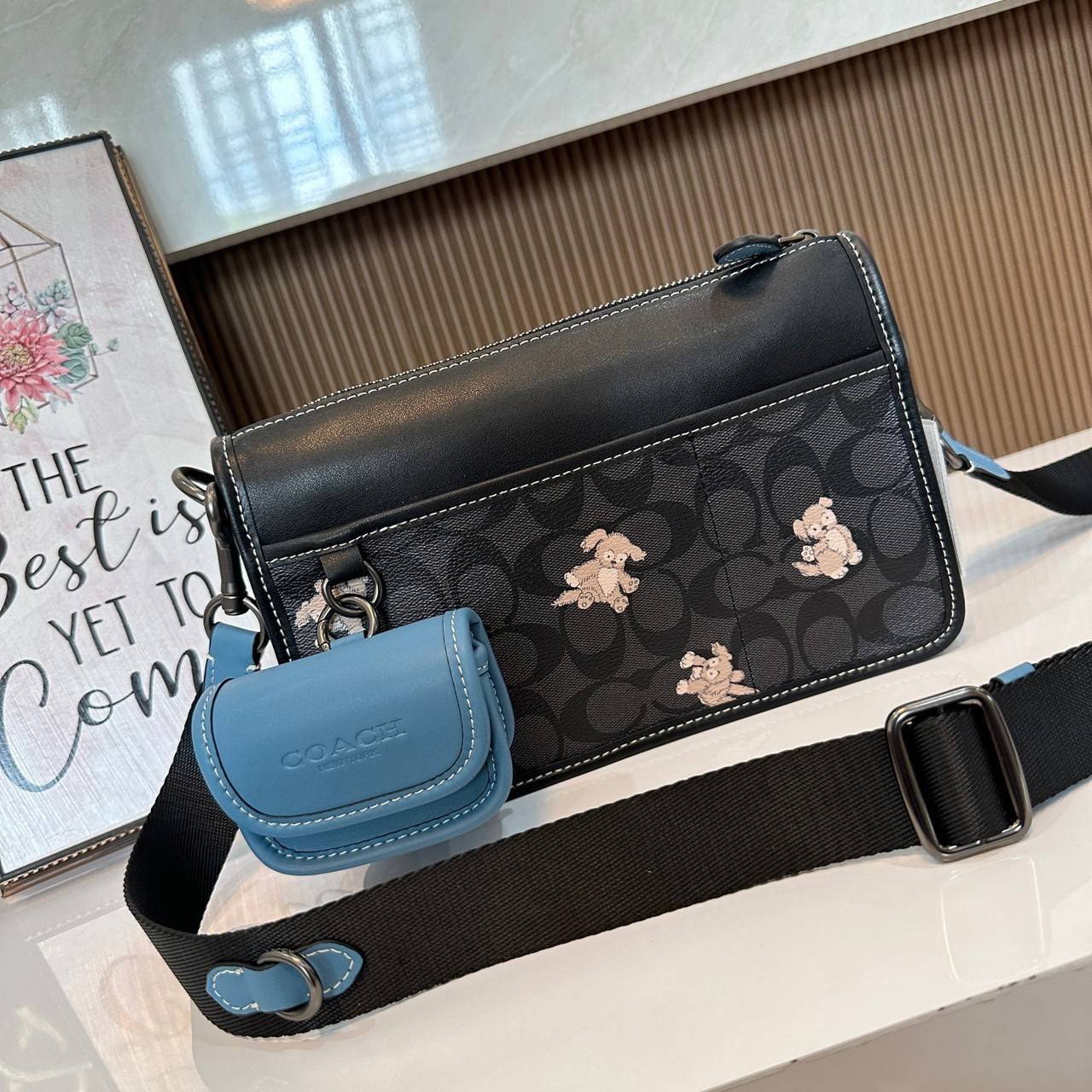 Coach Heritage Convertible Crossbody In Signature Canvas With Creature Print( cc131) กระเป๋าไฮบริดแบบถอดได้รุ่นใหม่ หล่อเท่ส์ สะพายสามารถสะพายทำงานดูดีสุดๆคะ มาพร้อมกระเป๋าใบเล็กห้อยสุดเก๋ วัสดุแคนวาสตัดขอบหนังแท้ เปิด ปิดด้วยซิป ซับในผ้า ด้านนอกกระเป๋าเป