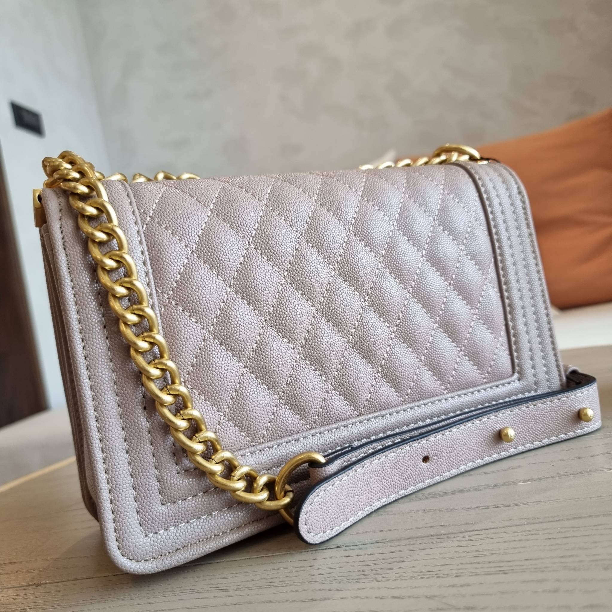 Chanel Boy 10" พร้อมส่งที่ไทย รุ่นสุดฮอต อะไหล่สีทองสุดหรู วัสดุหนังลายคาร์เวีย ทรงคลาสสิคที่สาวๆห้ามพลาด!! ในราคาสุดคุ้ม เปิด-ปิดกระเป๋าด้วยตัวล็อค ภายในโล่งกว้าง ไซส์ใหญ่ใส่ของได้เยอะ มีช่องแยกในกระเป๋า มาพร้อมสายสะพายโซ่สลับหนังรองบ่า (ถอดได้-ปรับ