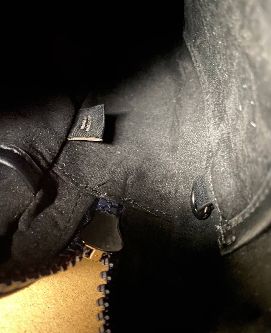 COACH ACADEMY CROSSBODY WITH HORSE AND CARRIAGE PRINT (COACH 89084) ผ้าใบเคลือบพิมพ์ลายและหนังกรวดขัดเงา ภายในกระเป๋ามัลติฟังก์ชั่น| ปิดด้วยซิป ซับในผ้า ด้านนอกมีซิปและกระเป๋าสลิป สายสะพายถอดได้