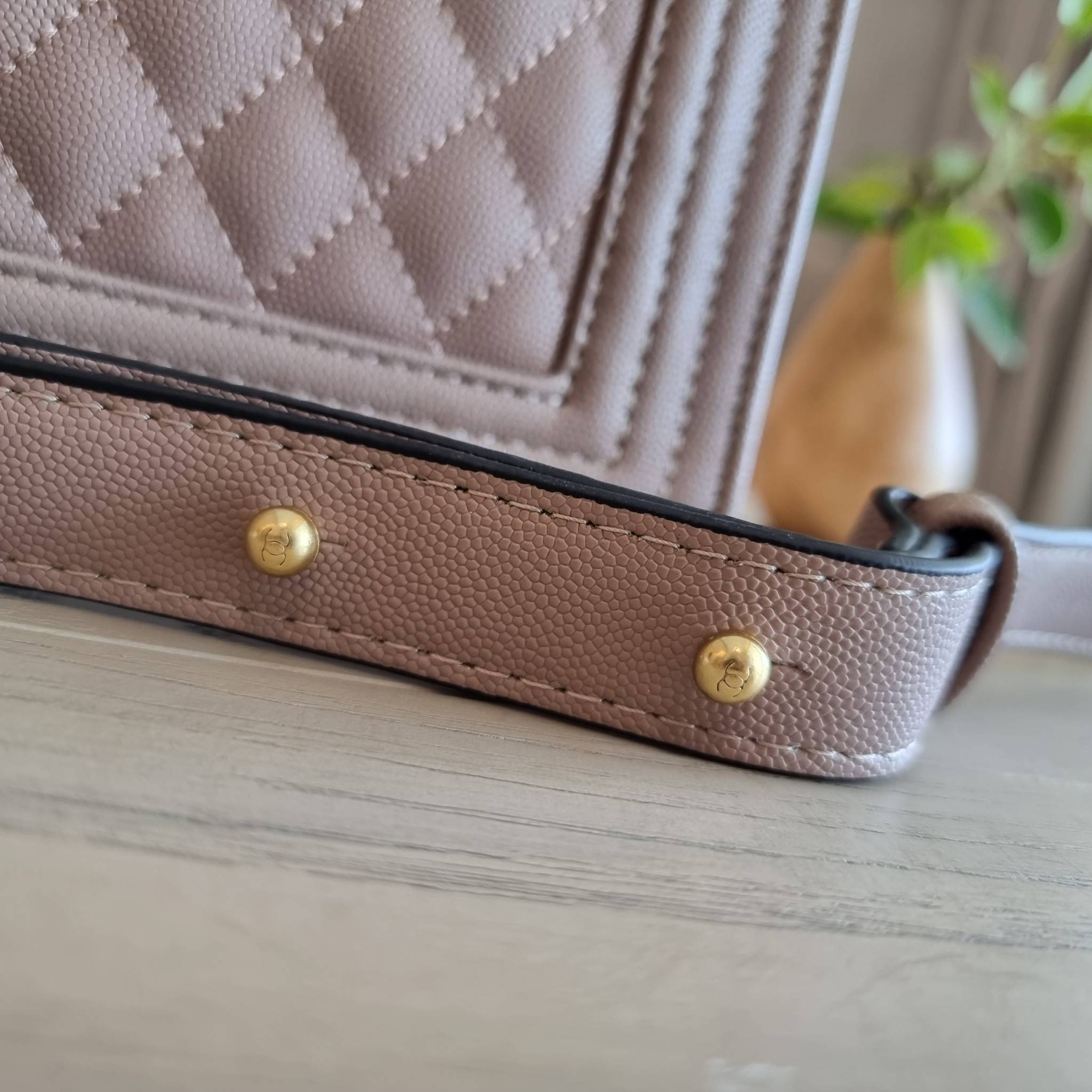 Chanel Boy 10" พร้อมส่งที่ไทย รุ่นสุดฮอต อะไหล่สีทองสุดหรู วัสดุหนังลายคาร์เวีย ทรงคลาสสิคที่สาวๆห้ามพลาด!! ในราคาสุดคุ้ม เปิด-ปิดกระเป๋าด้วยตัวล็อค ภายในโล่งกว้าง ไซส์ใหญ่ใส่ของได้เยอะ มีช่องแยกในกระเป๋า มาพร้อมสายสะพายโซ่สลับหนังรองบ่า (ถอดได้-ปรับ